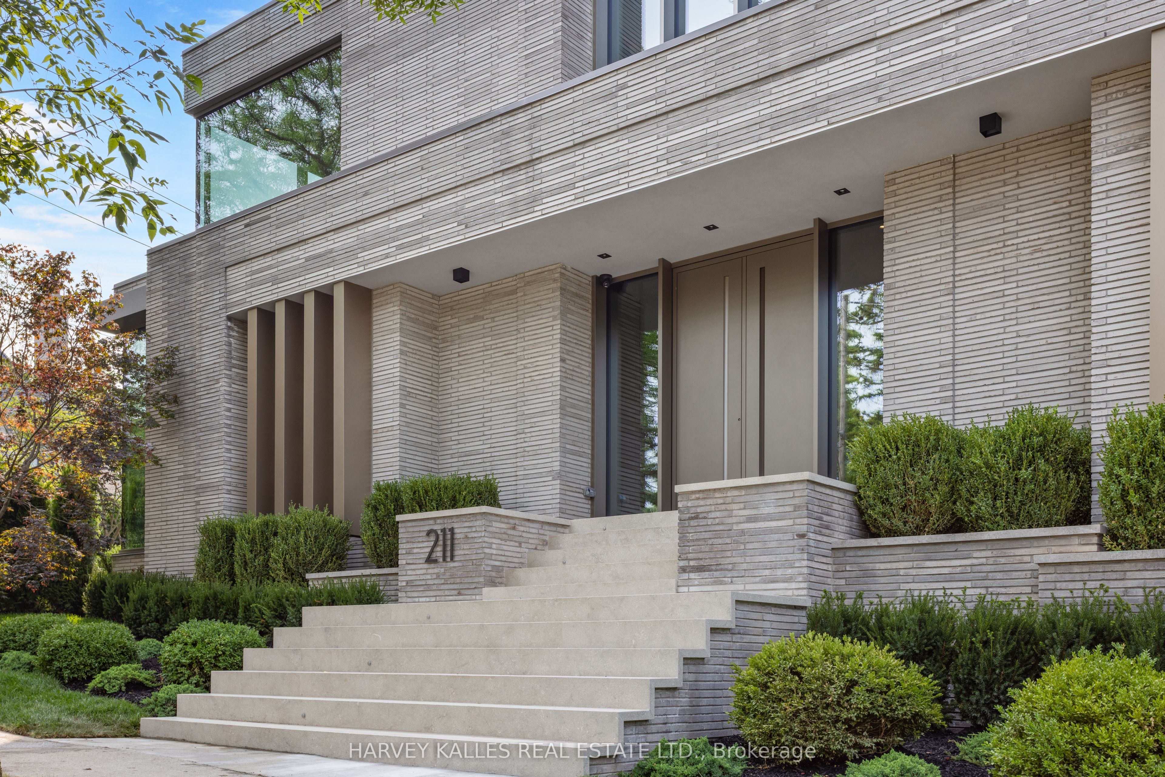 211 Dunvegan Road Property Photo