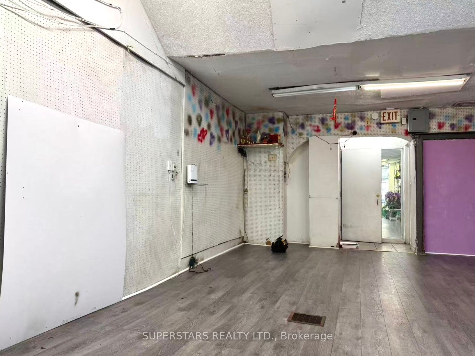 564 Dundas Street W Property Photo 1