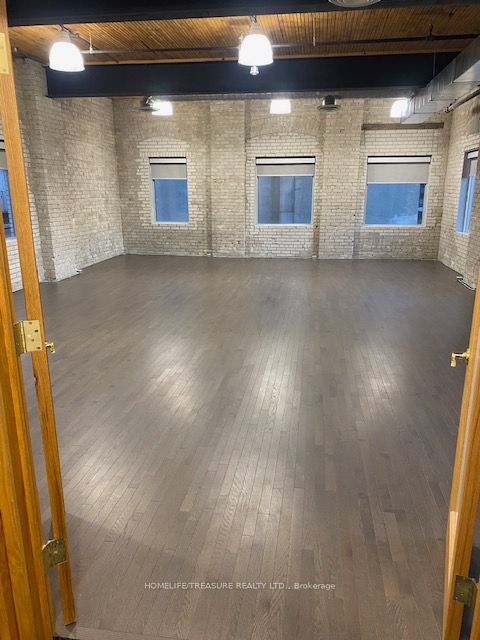 243 Queen Street W 3rd Flr Property Photo 3