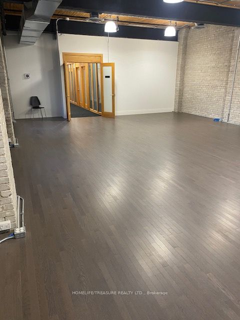 243 Queen Street W 3rd Flr Property Photo 4