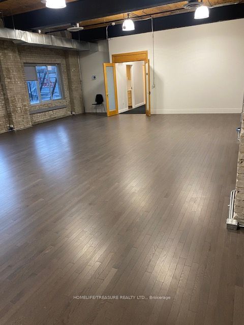 243 Queen Street W 3rd Flr Property Photo 5