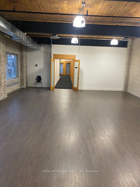 243 Queen Street W 3rd Flr Property Photo 6