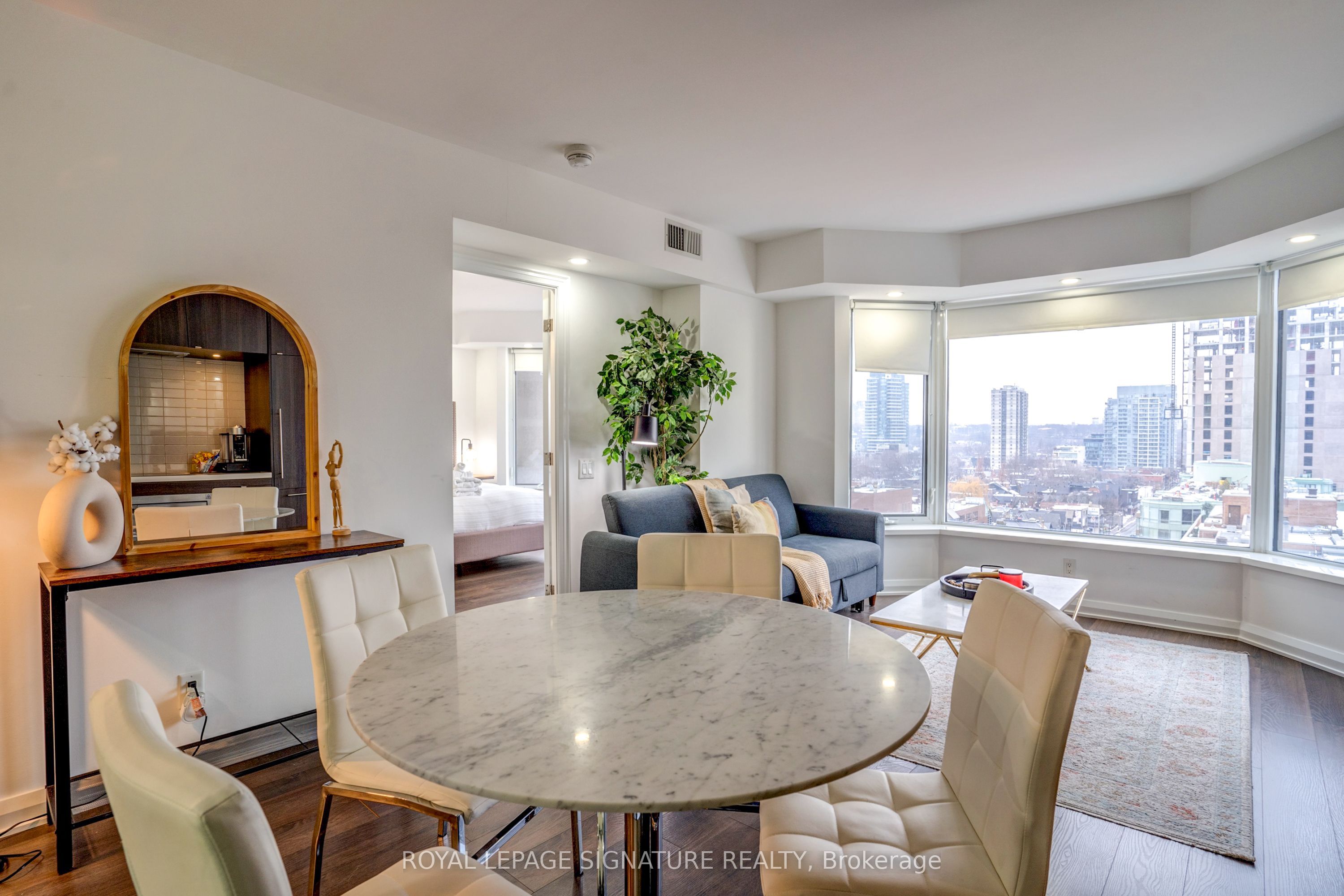 155 Yorkville Avenue 1218 Property Photo 6