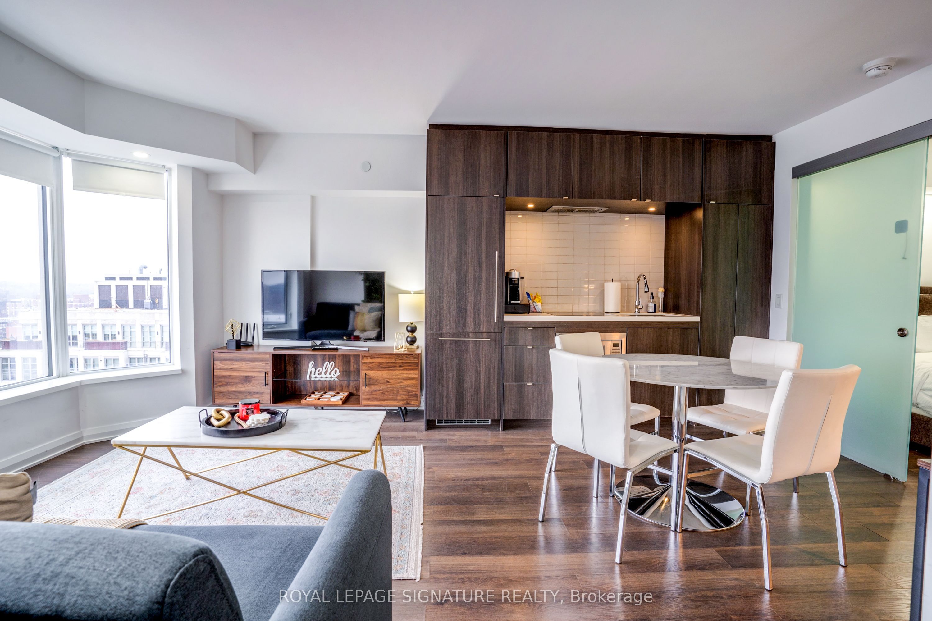 155 Yorkville Avenue 1218 Property Photo 8