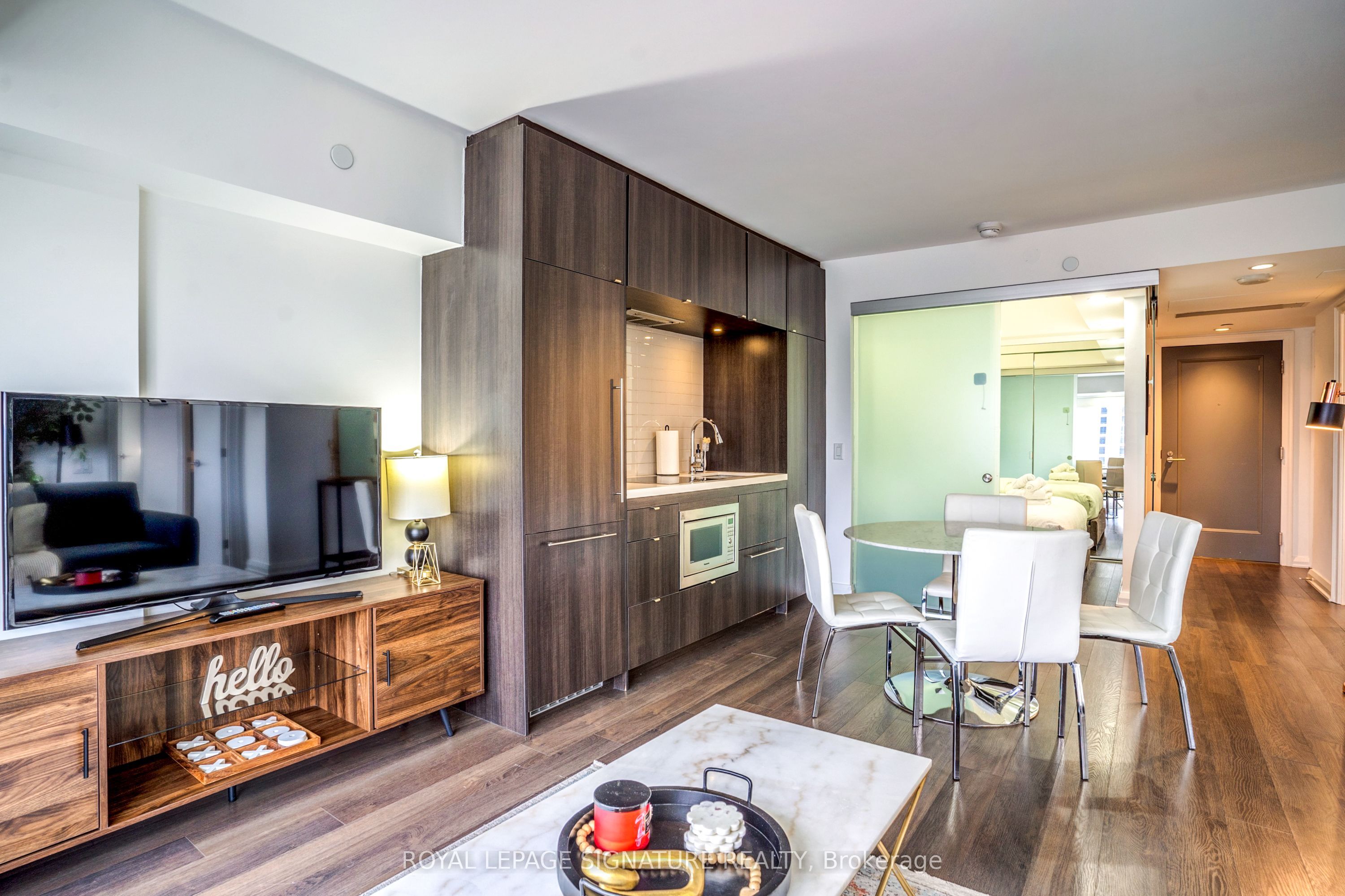 155 Yorkville Avenue 1218 Property Photo 9