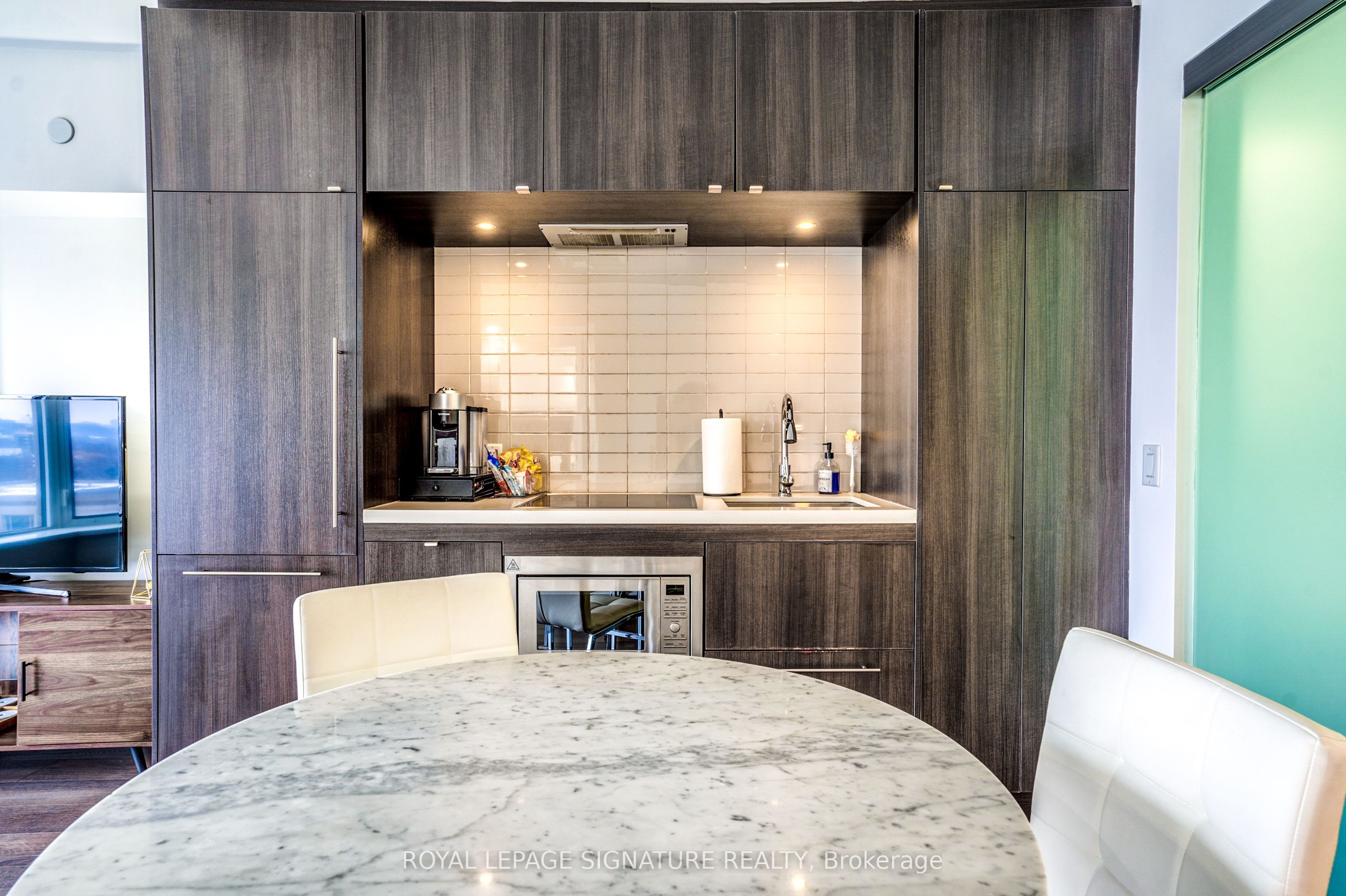 155 Yorkville Avenue 1218 Property Photo 10