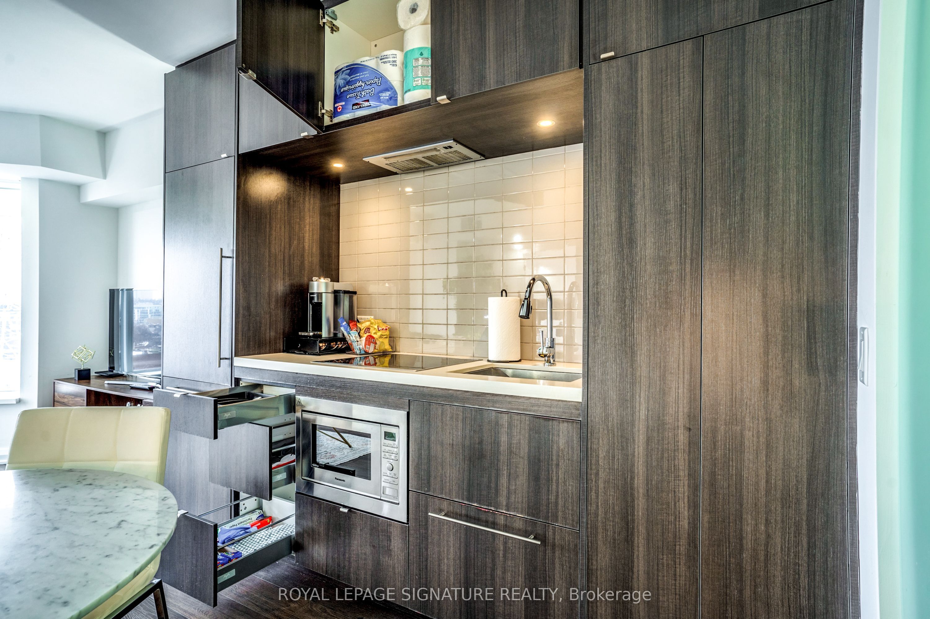 155 Yorkville Avenue 1218 Property Photo 11