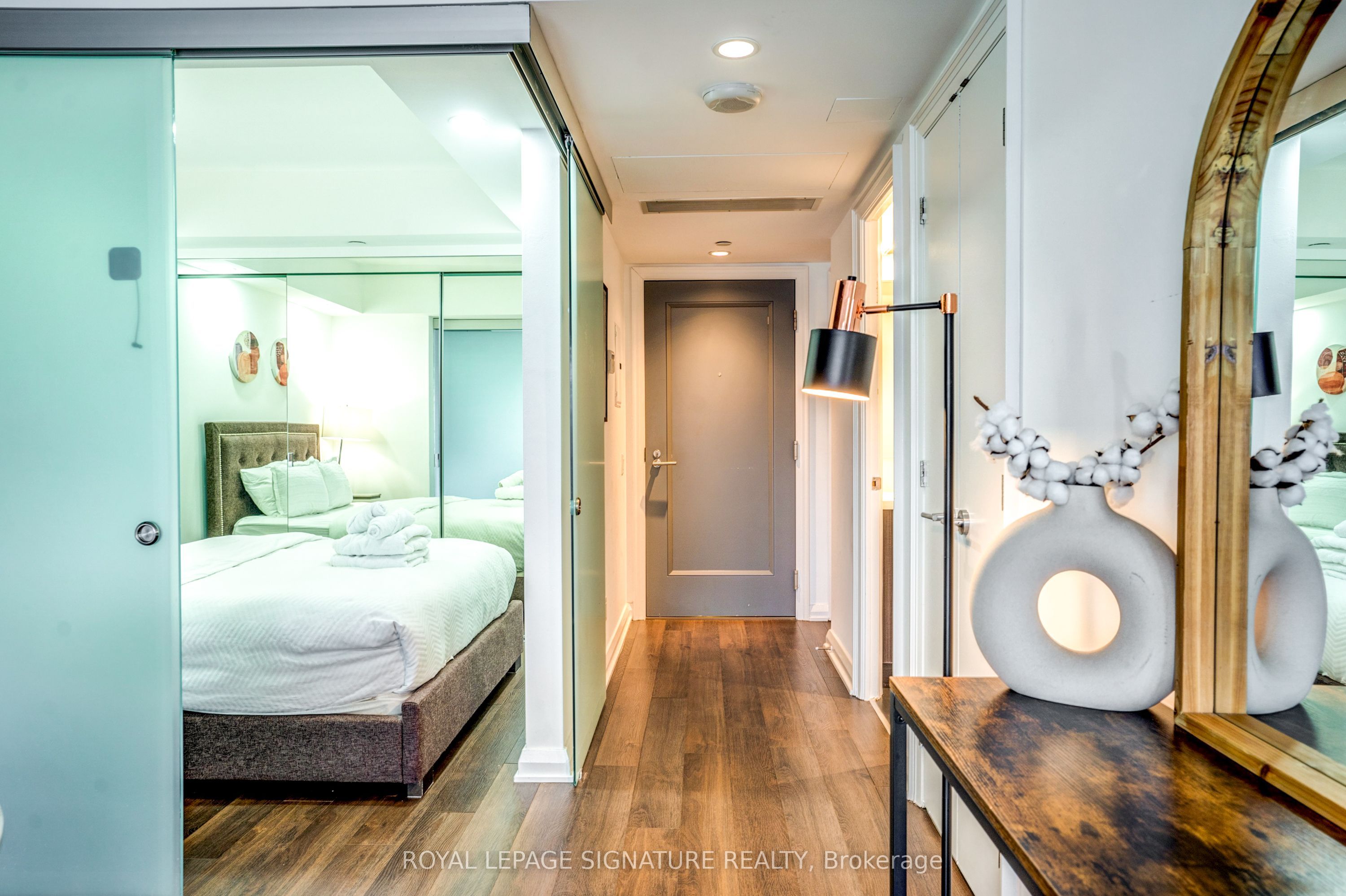 155 Yorkville Avenue 1218 Property Photo 12