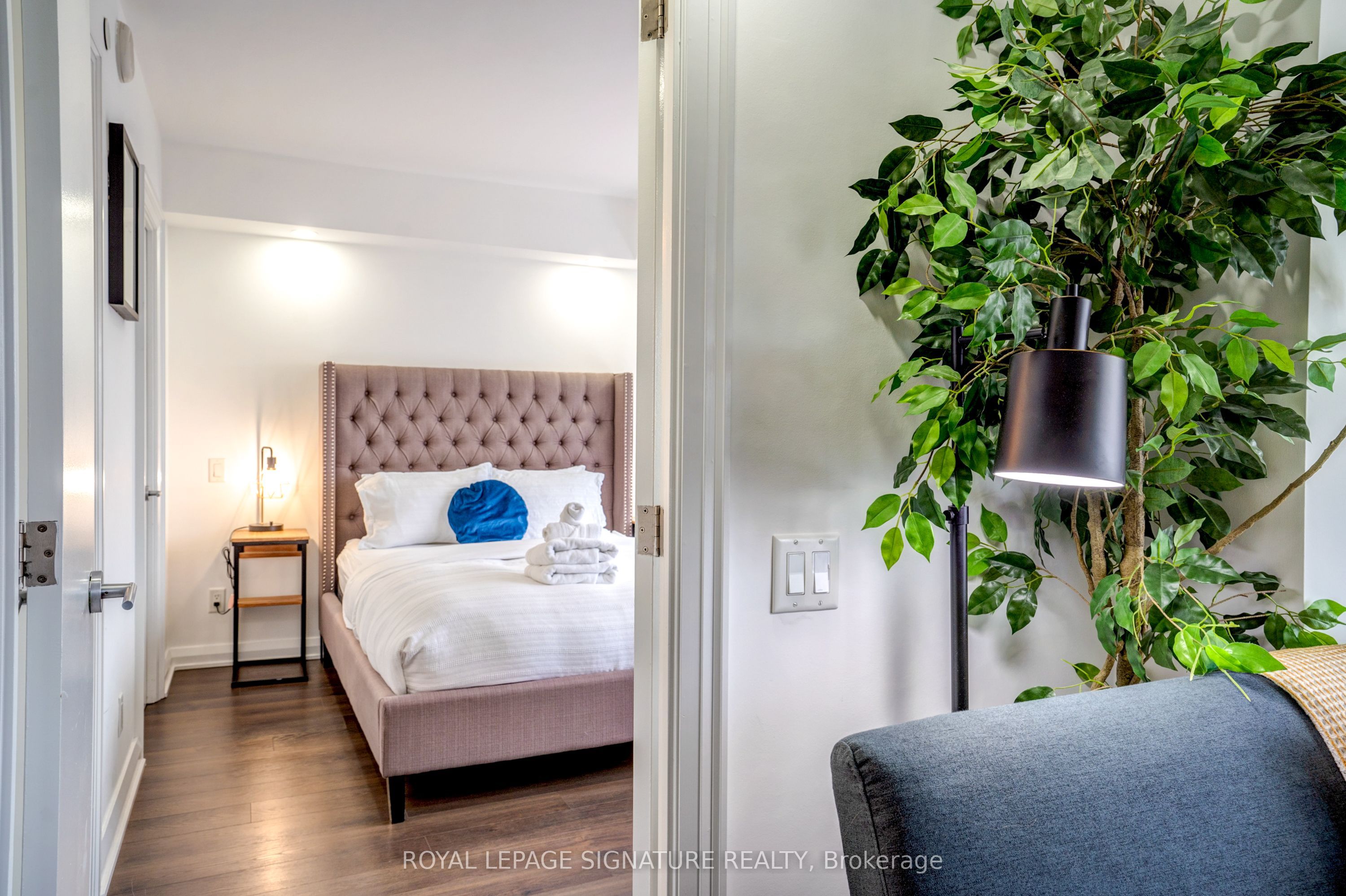 155 Yorkville Avenue 1218 Property Photo 13