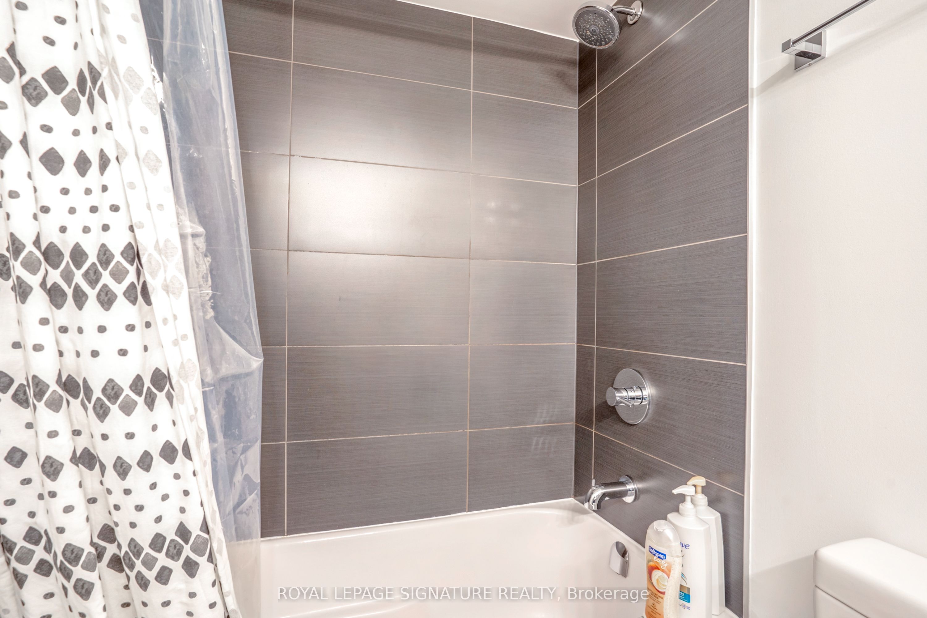 155 Yorkville Avenue 1218 Property Photo 17