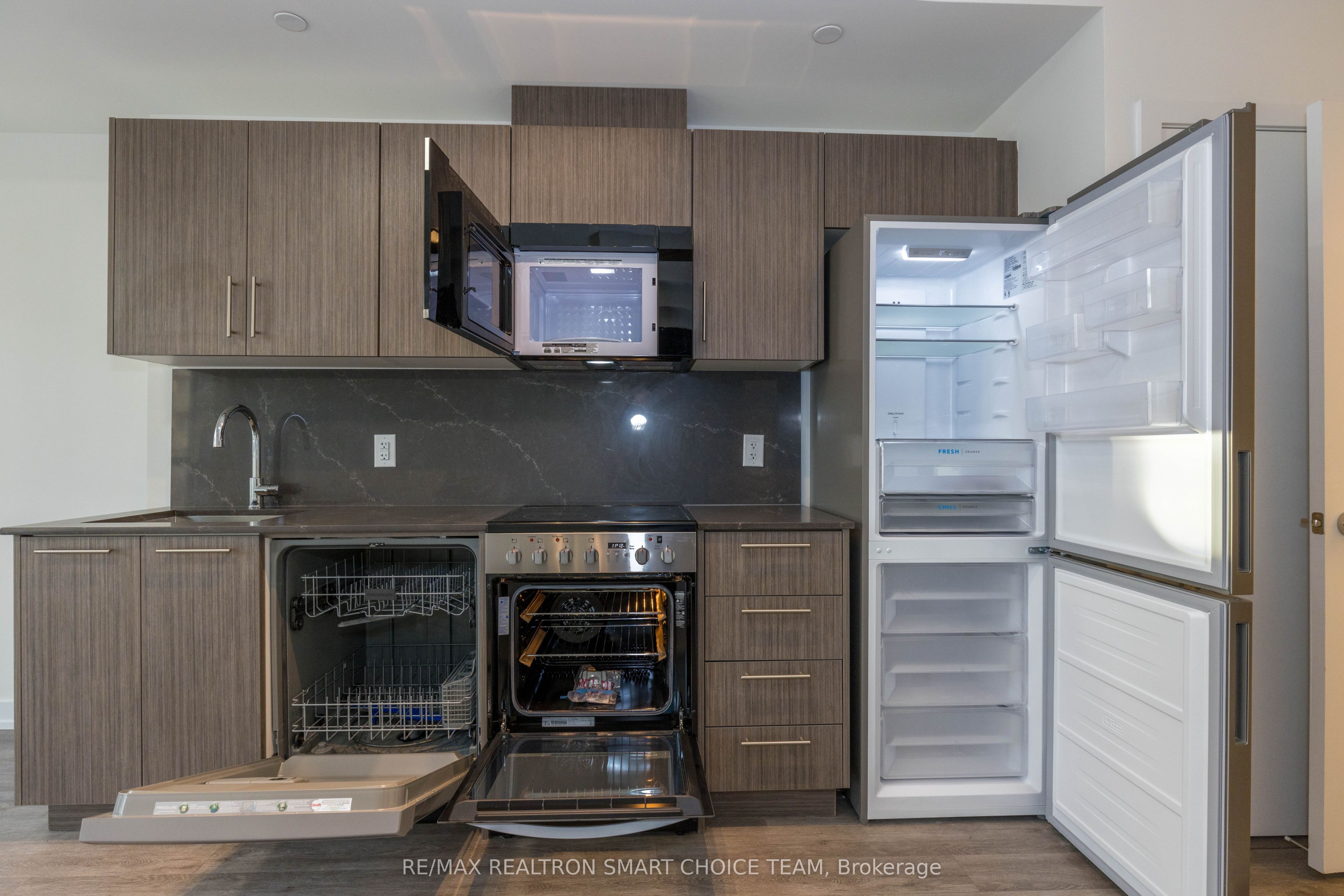 871 Sheppard Avenue W 41 Property Photo 8