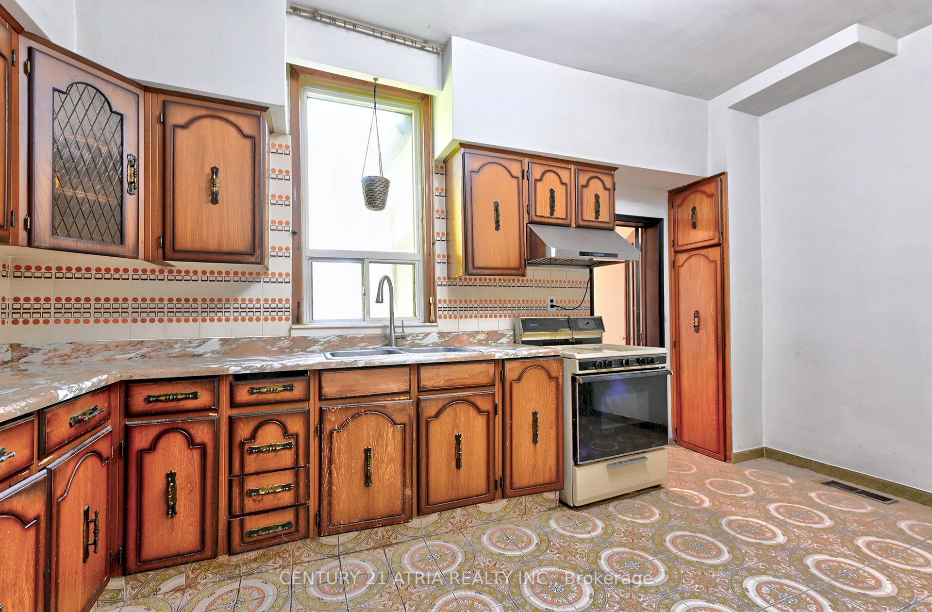 1195 Dovercourt Road Property Photo 8