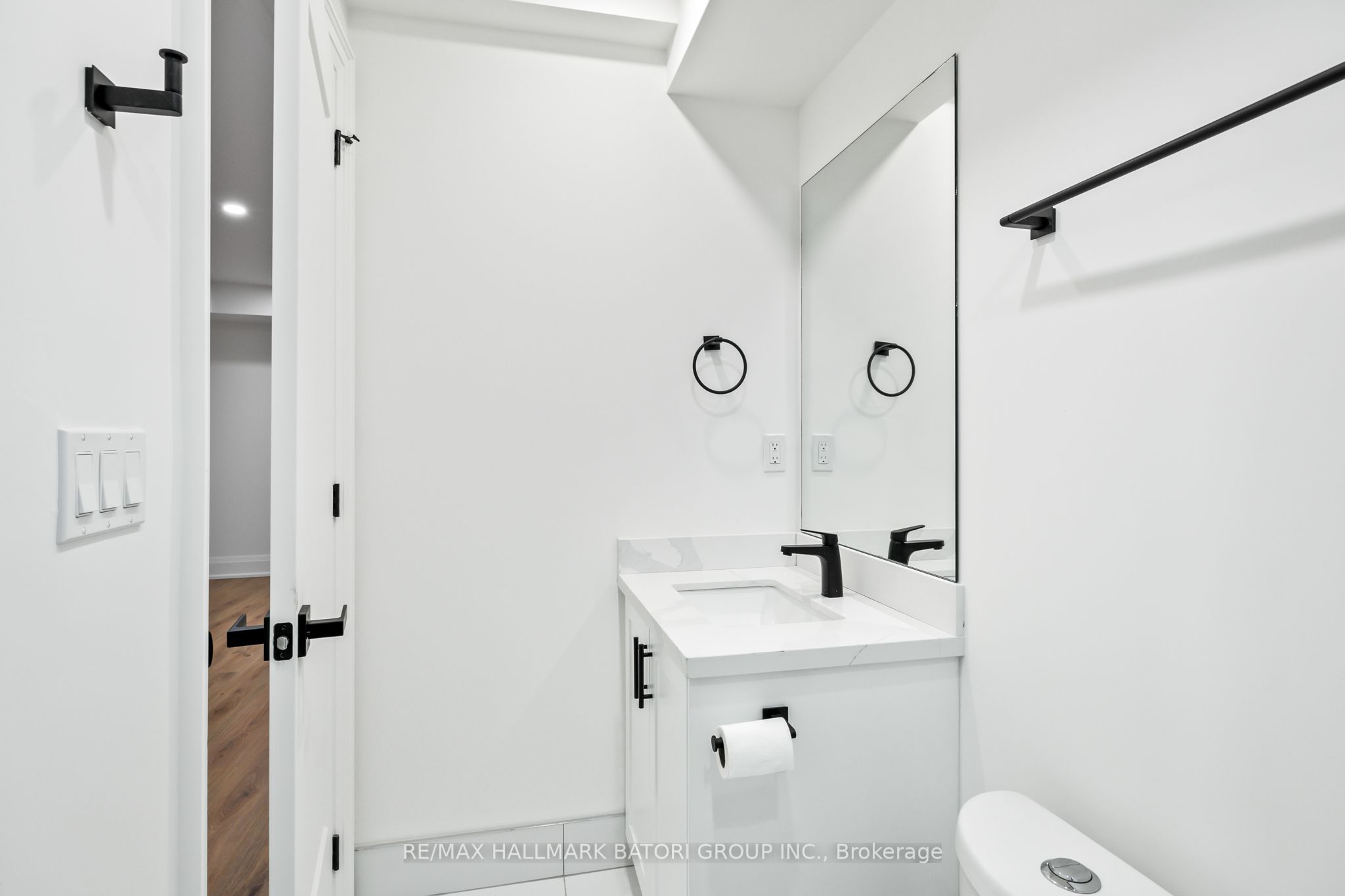 18 Keewatin Avenue Lower Property Photo 2