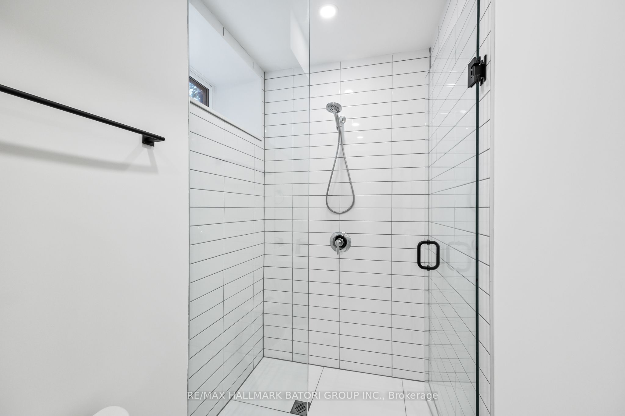 18 Keewatin Avenue Lower Property Photo 3