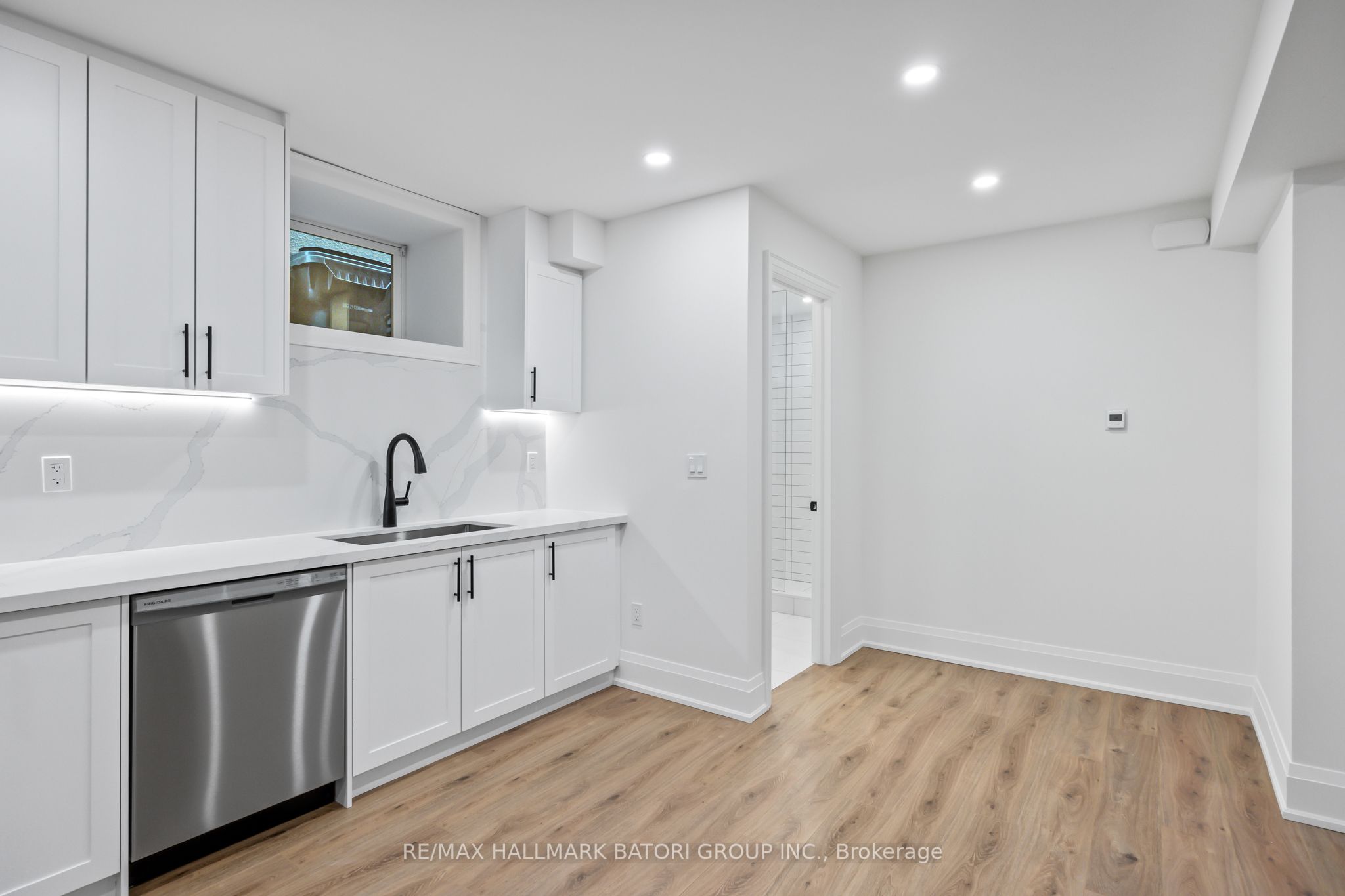 18 Keewatin Avenue Lower Property Photo 8