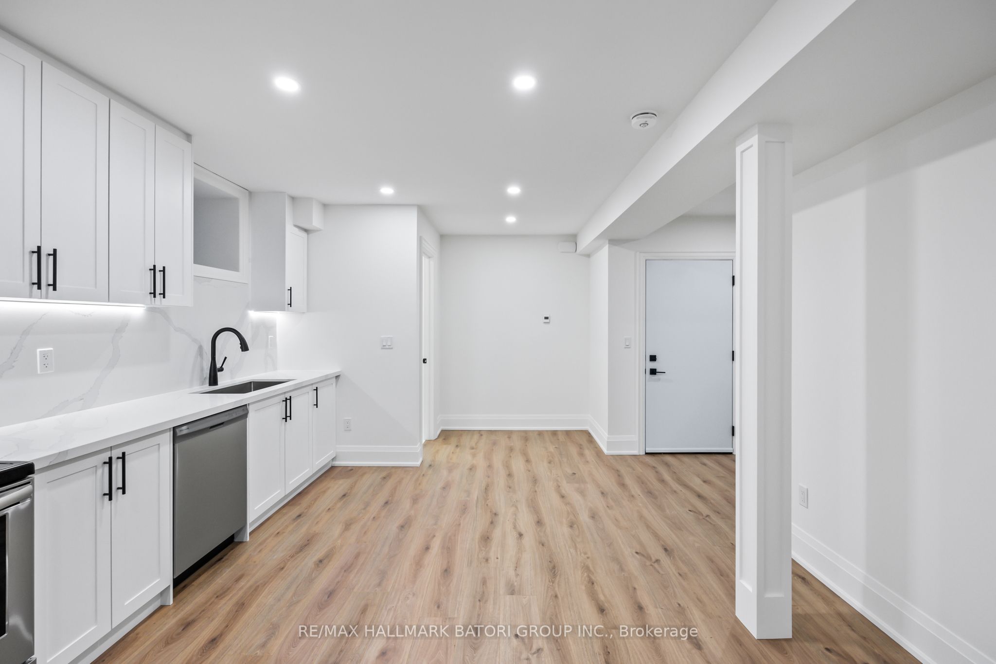 18 Keewatin Avenue Lower Property Photo 9