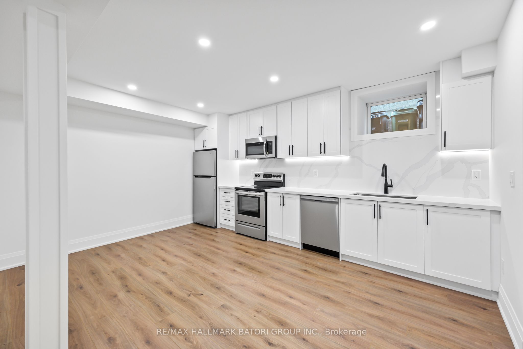 18 Keewatin Avenue Lower Property Photo 13