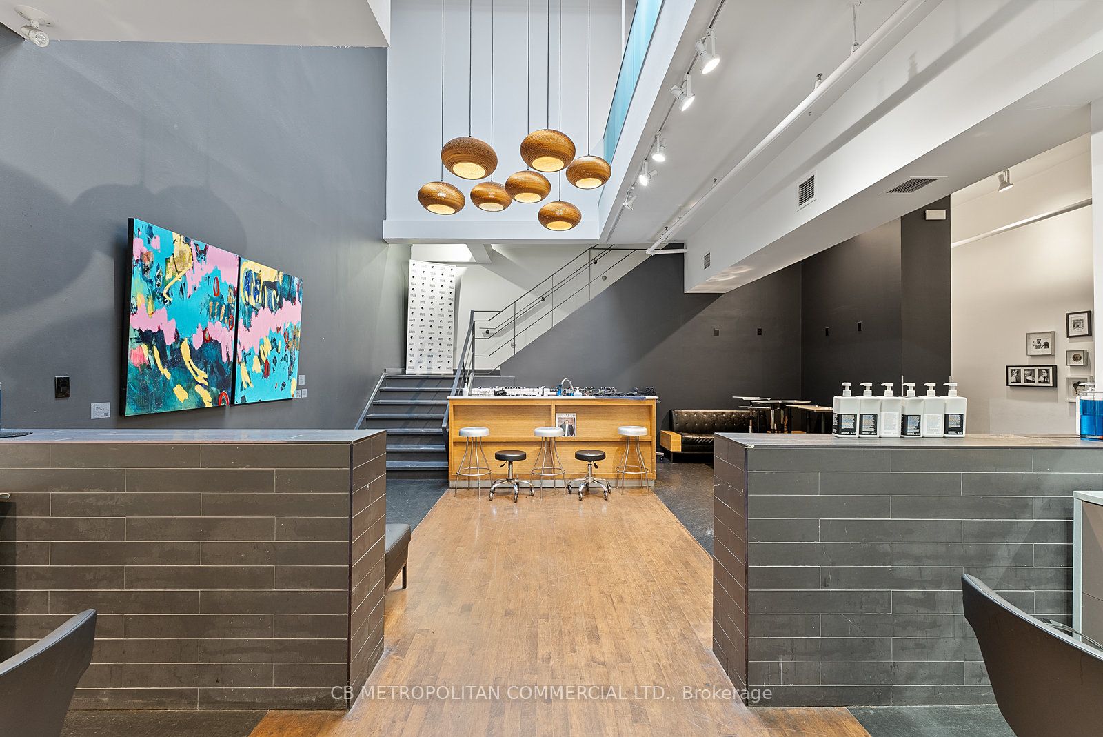 269 Queen Street W Property Photo 8