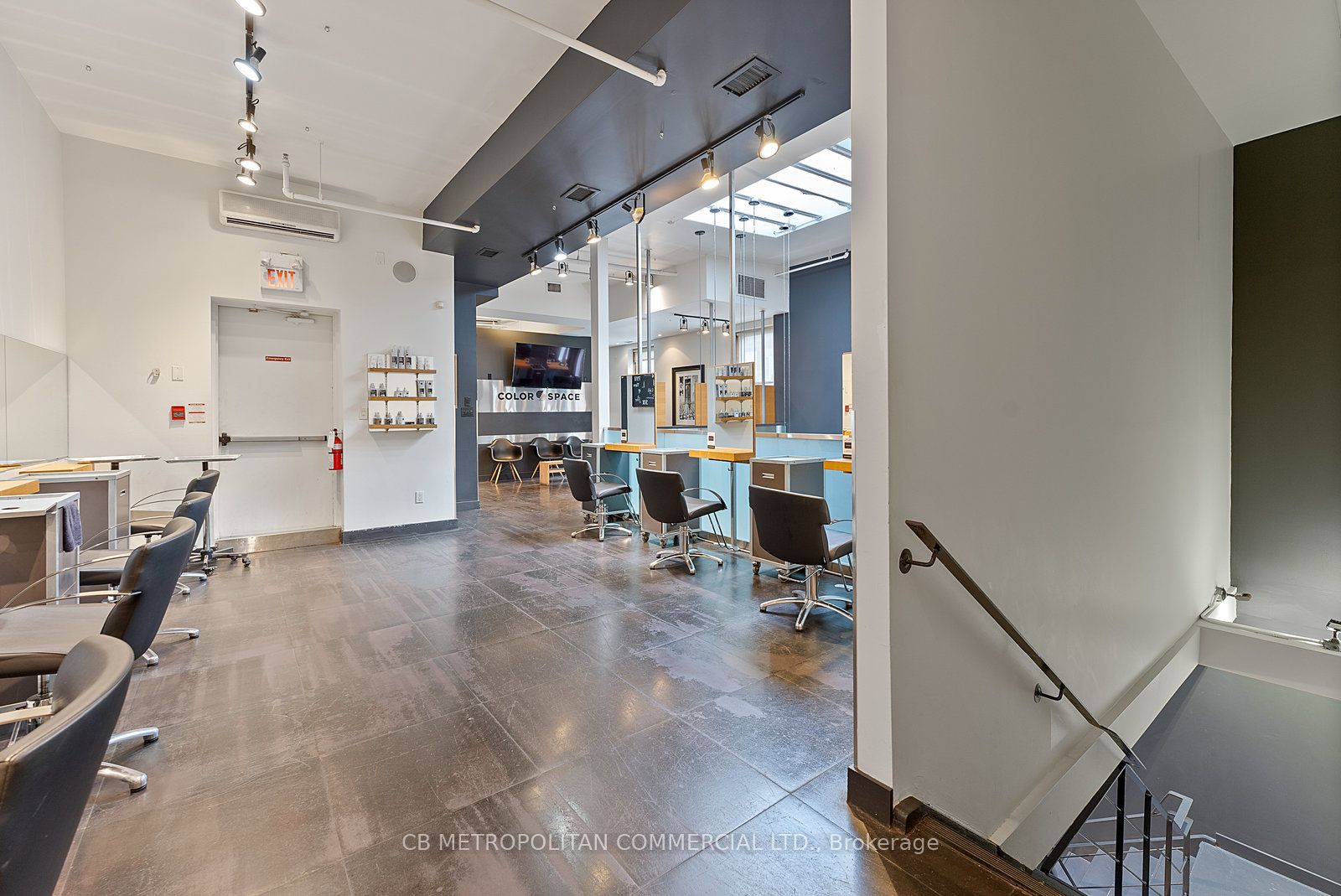 269 Queen Street W Property Photo 15