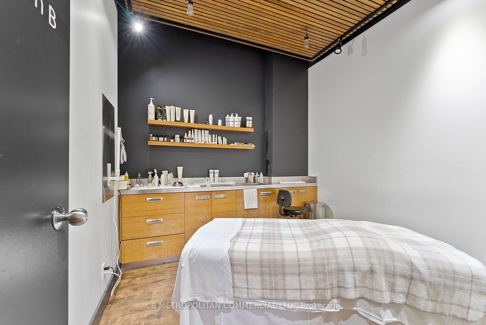 269 Queen Street W Property Photo 21