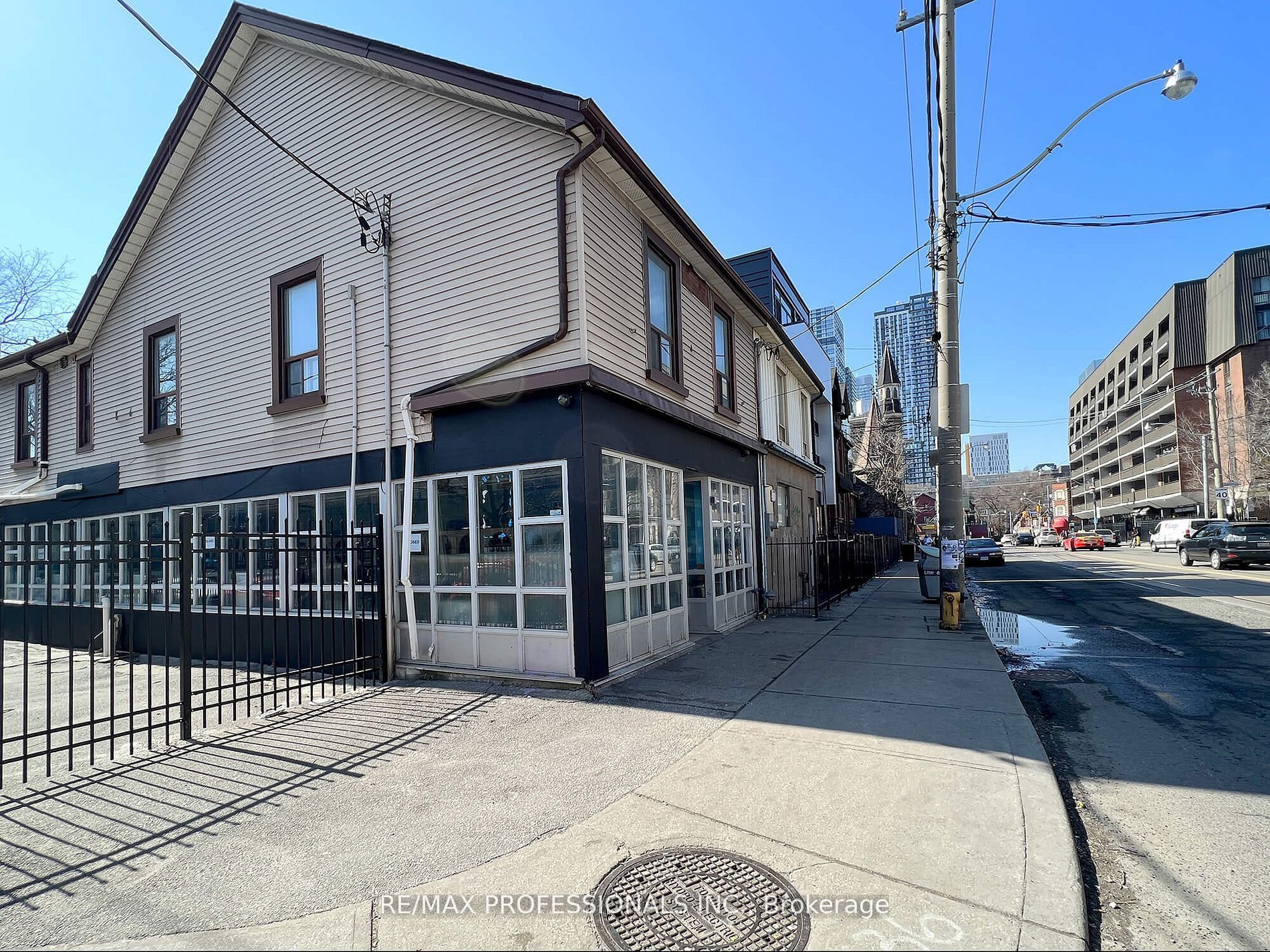 345 Dundas Street E Main Property Photo 1