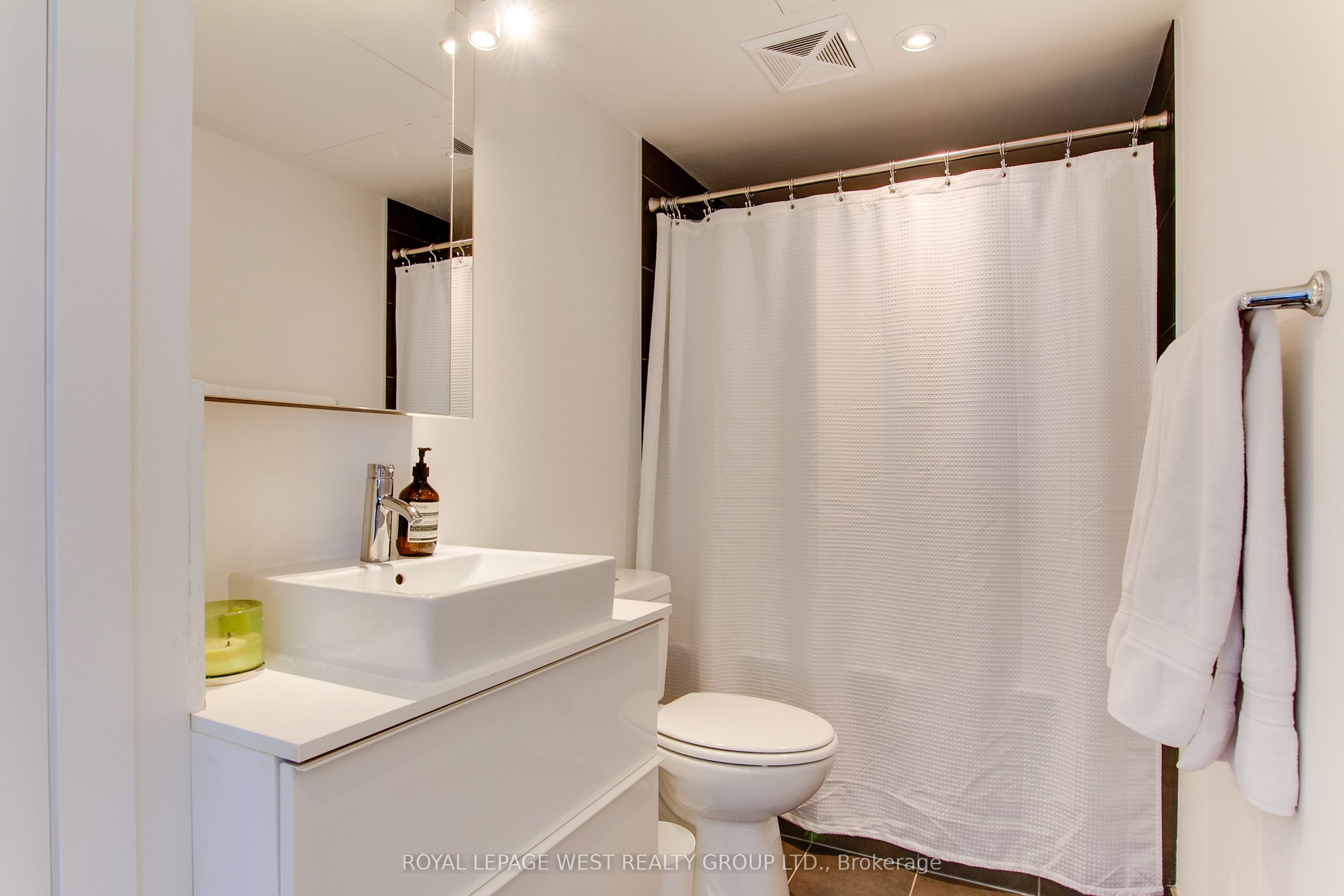 650 King Street W 907 Property Photo 8