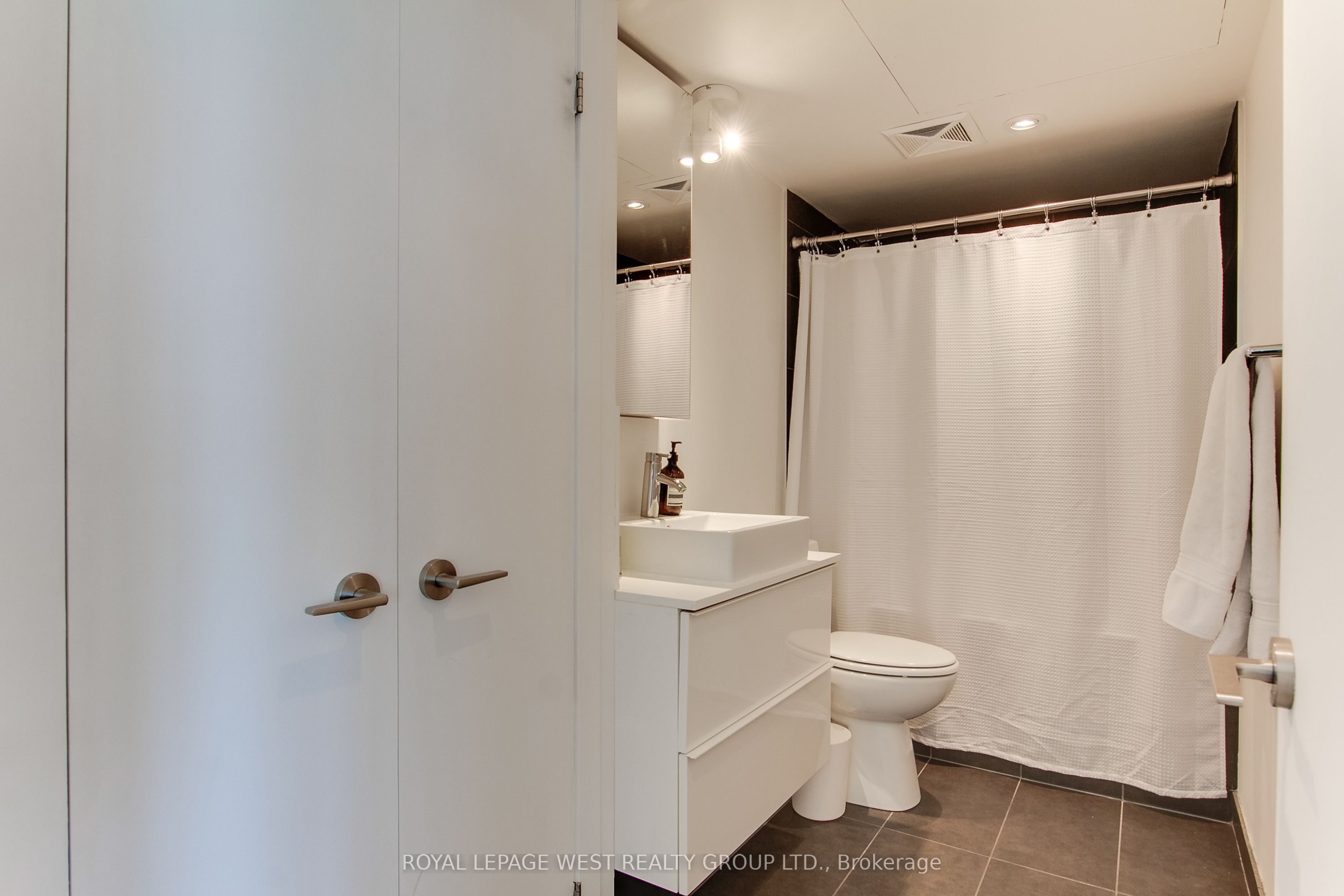 650 King Street W 907 Property Photo 9