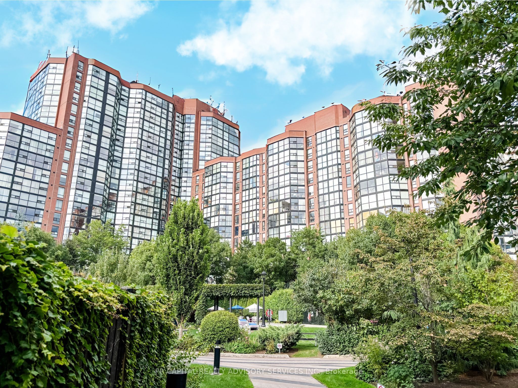 701 King Street W 813 Property Photo 1