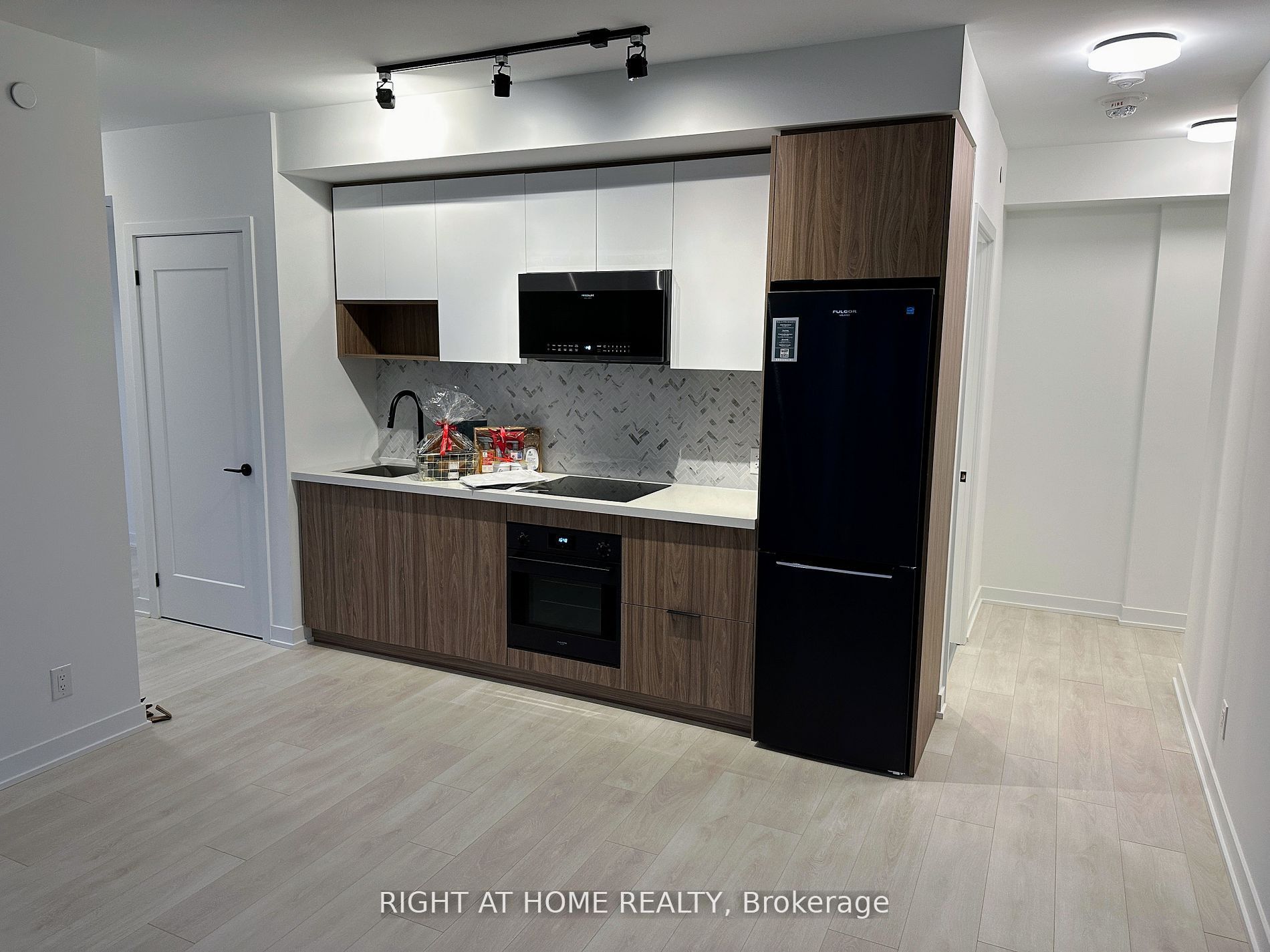 5 Defries Street S 710 Property Photo 2