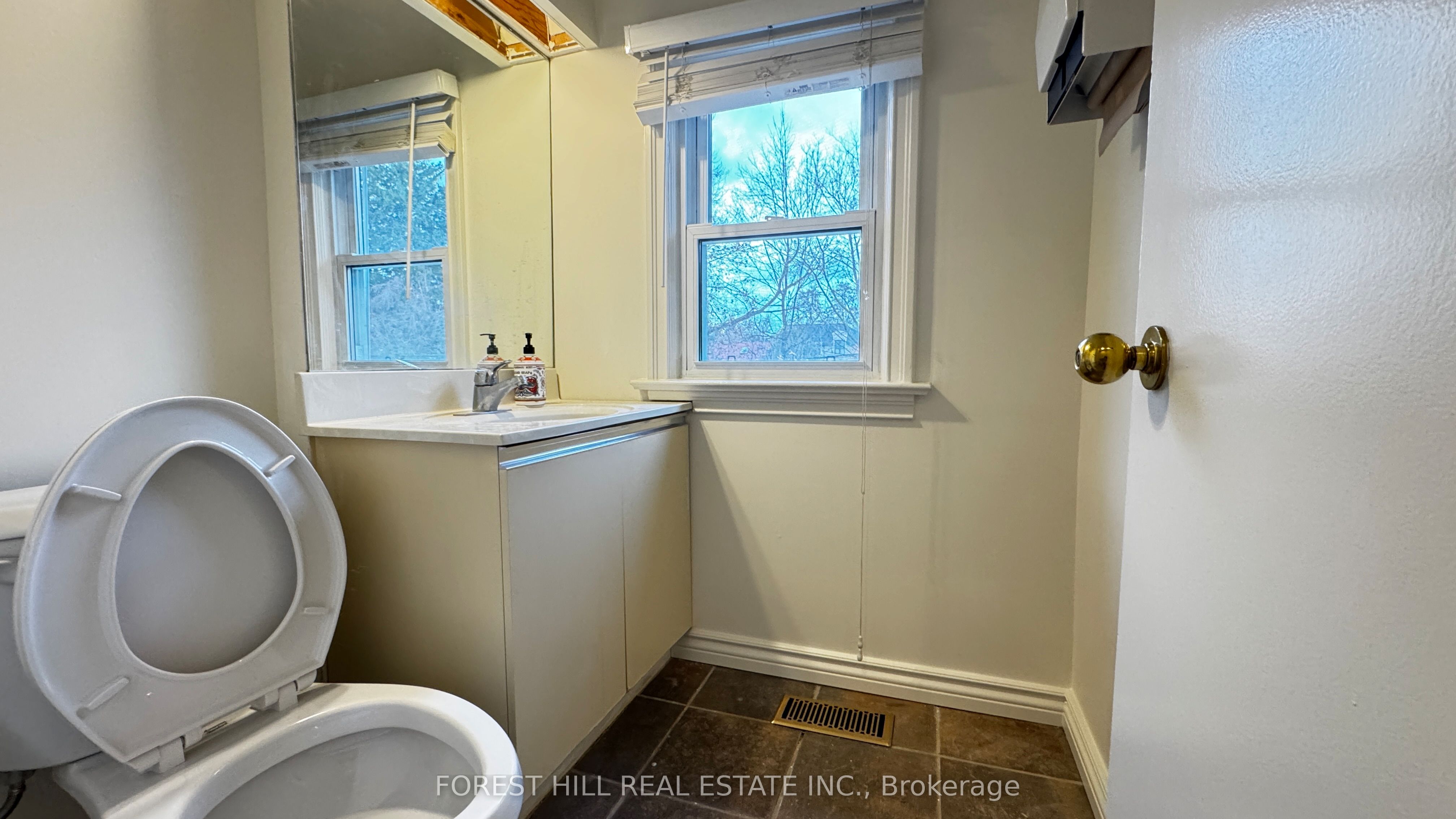 168 Sheppard Avenue W Property Photo 11