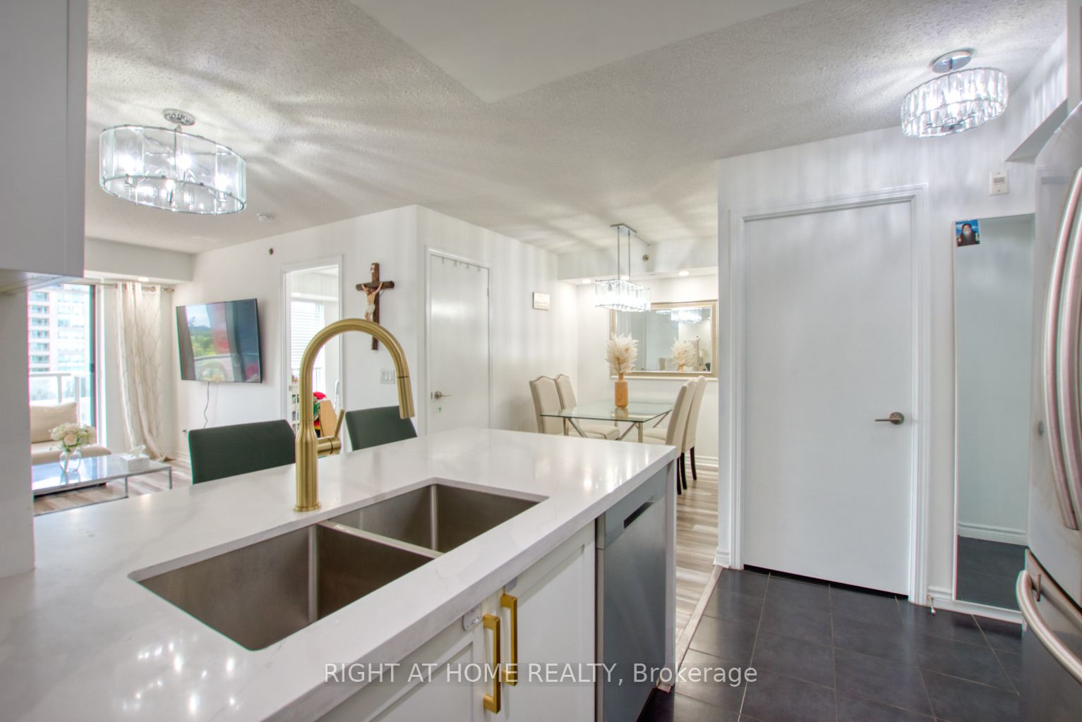 35 Saranac Boulevard 827 Property Photo 7