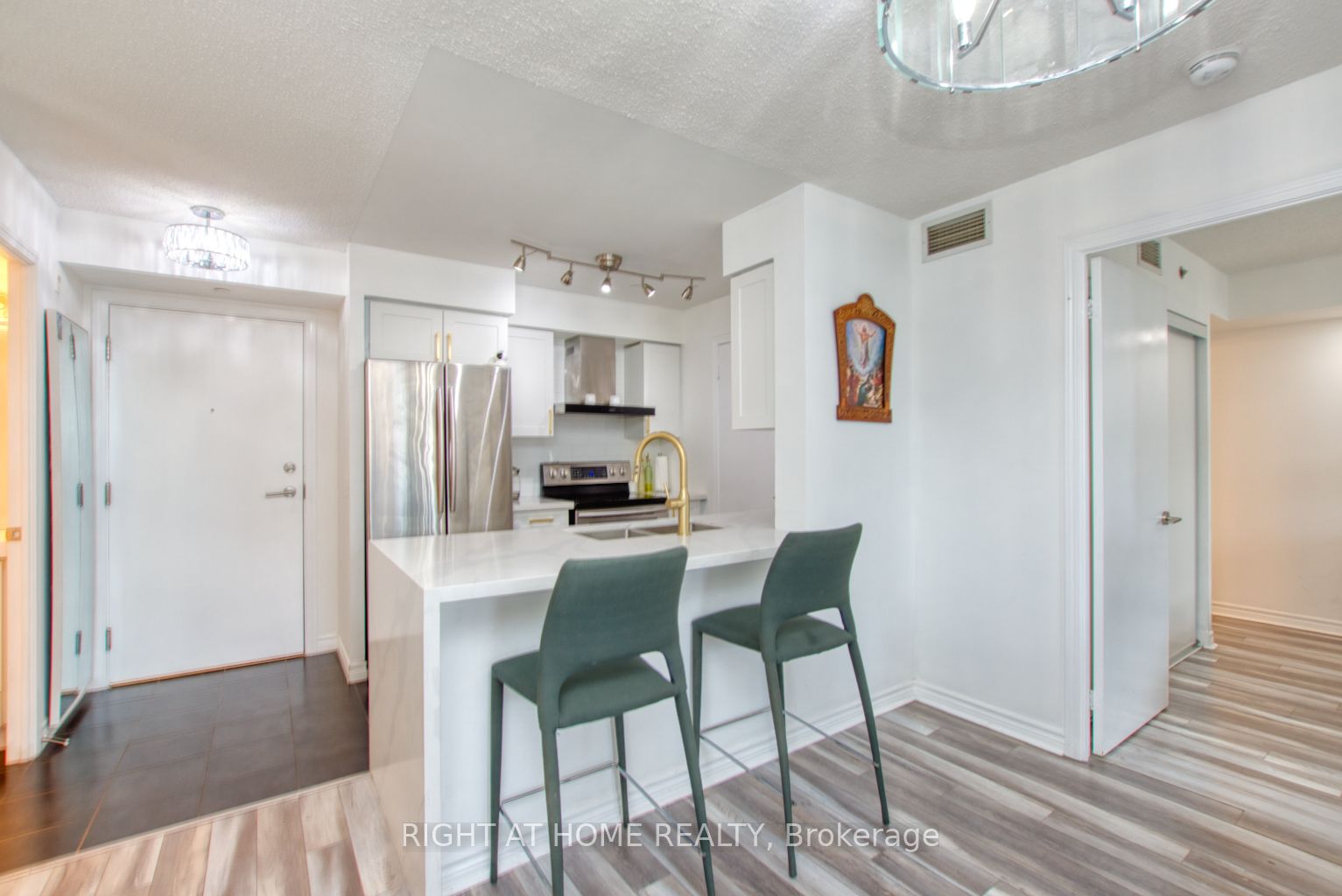 35 Saranac Boulevard 827 Property Photo 8