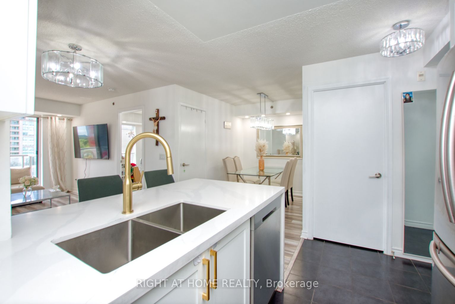 35 Saranac Boulevard 827 Property Photo 9