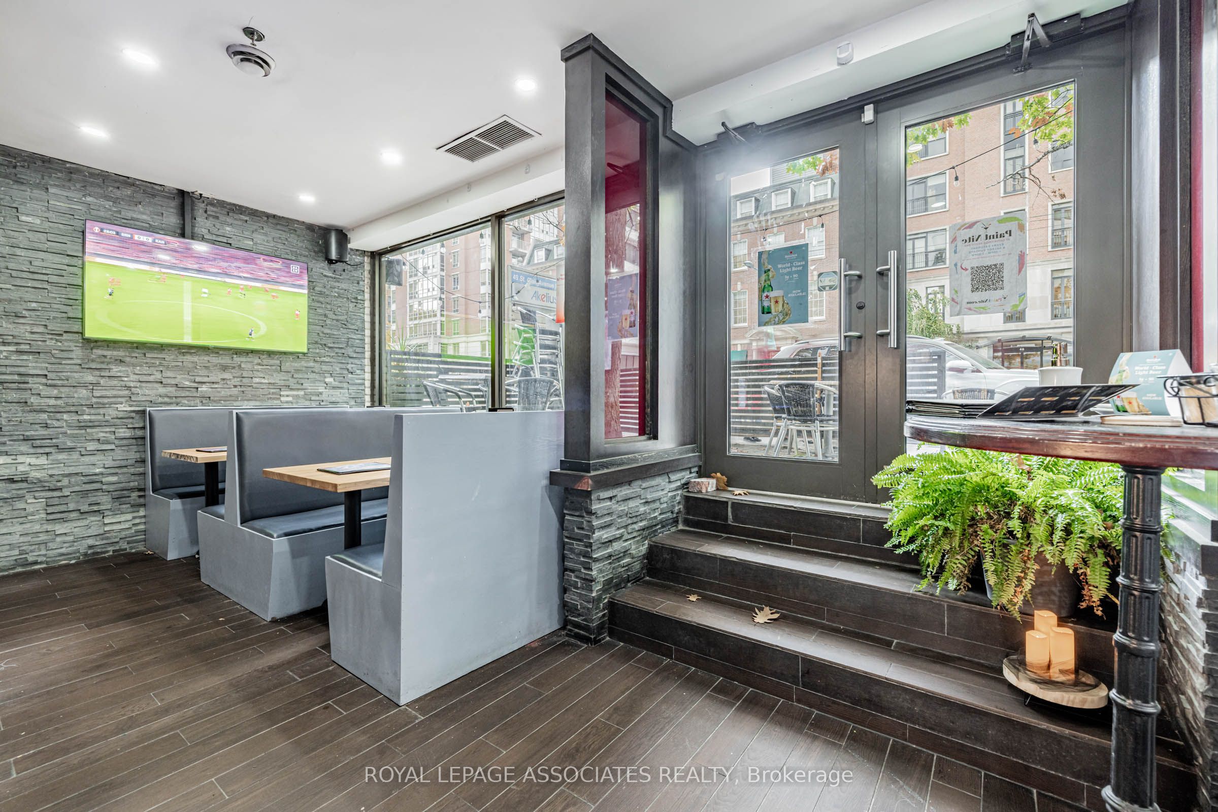 49 St Clair Avenue W Property Photo 6