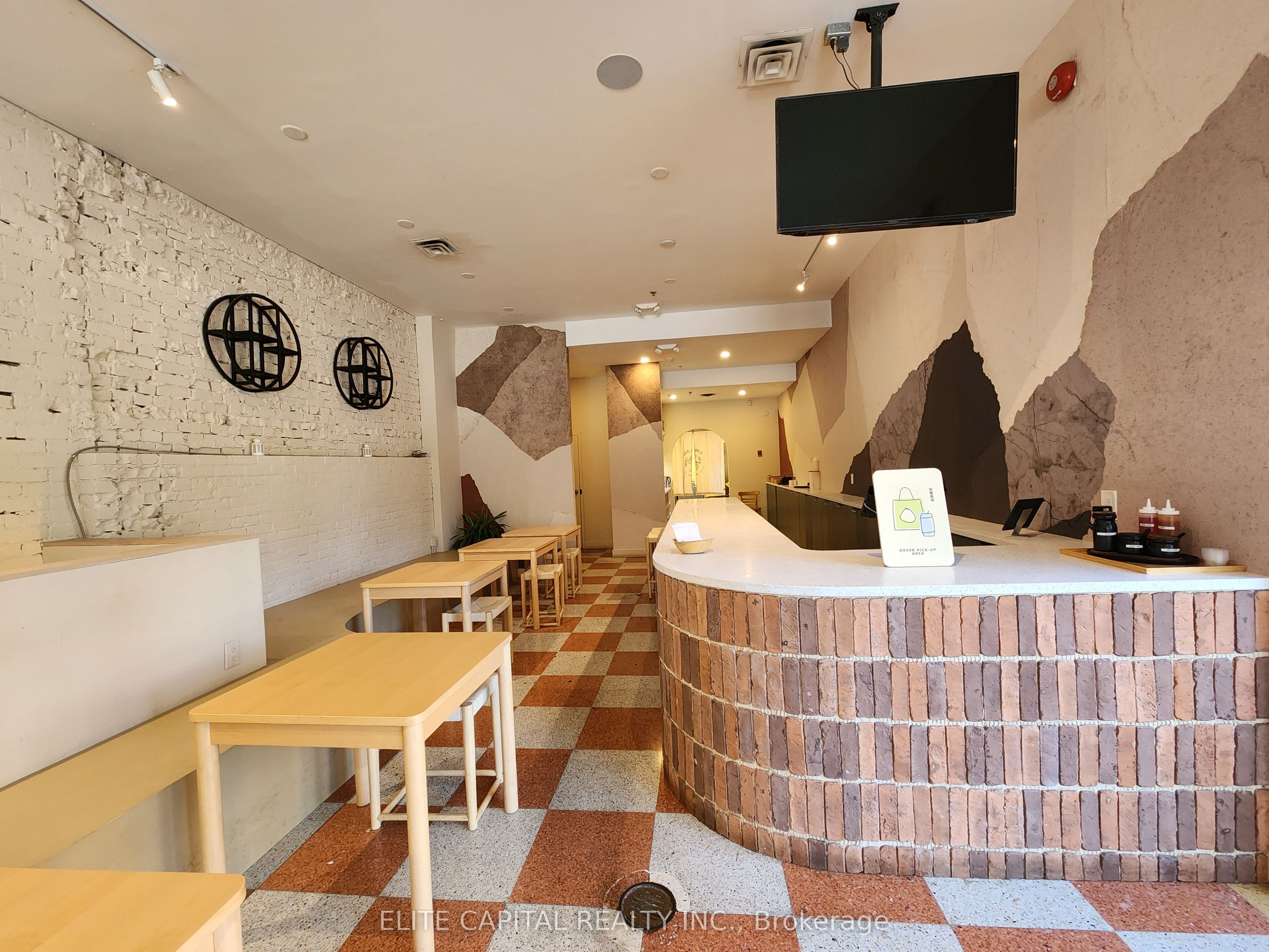 356 College Street Property Photo 4