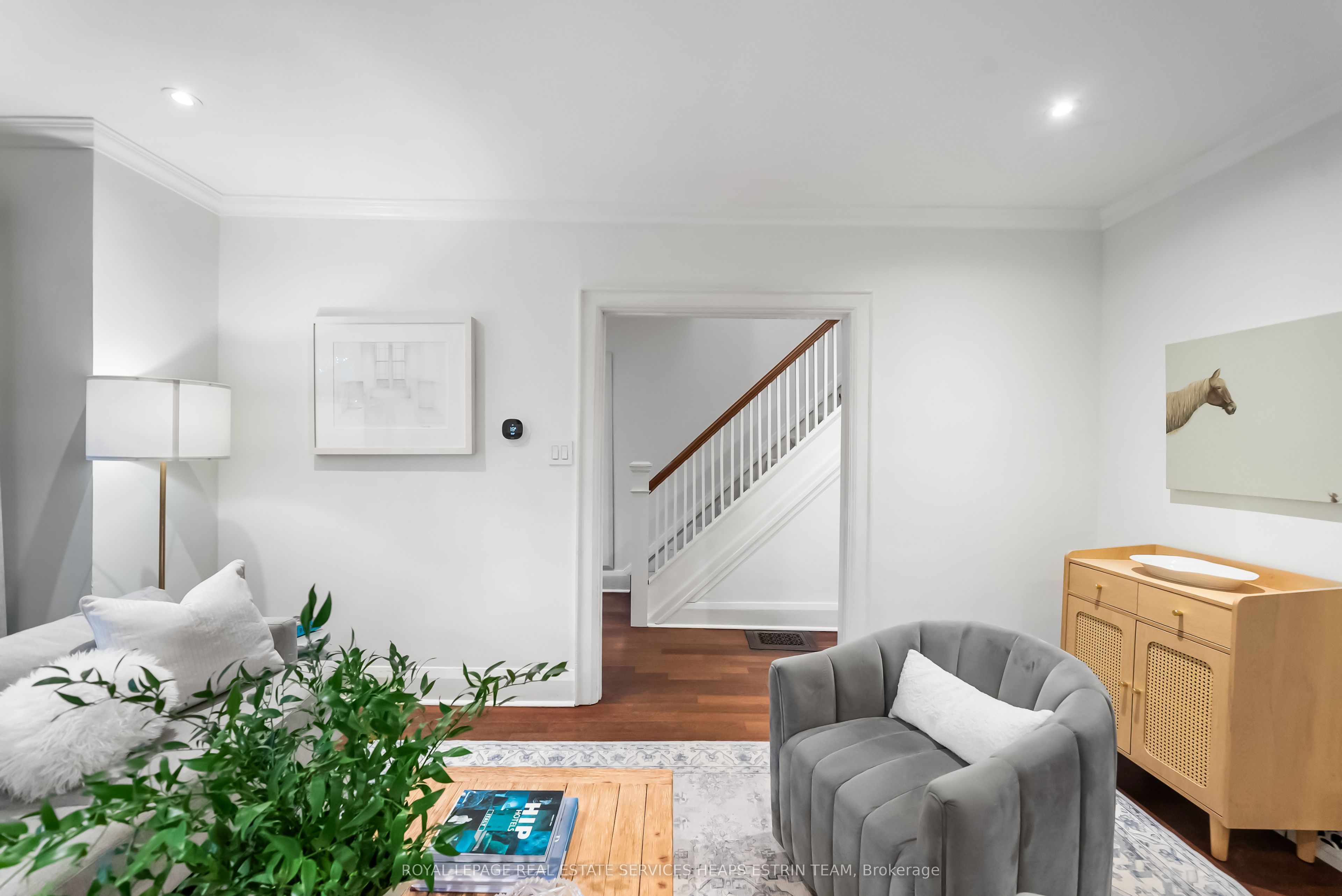 48 Manor Road W Property Photo 6