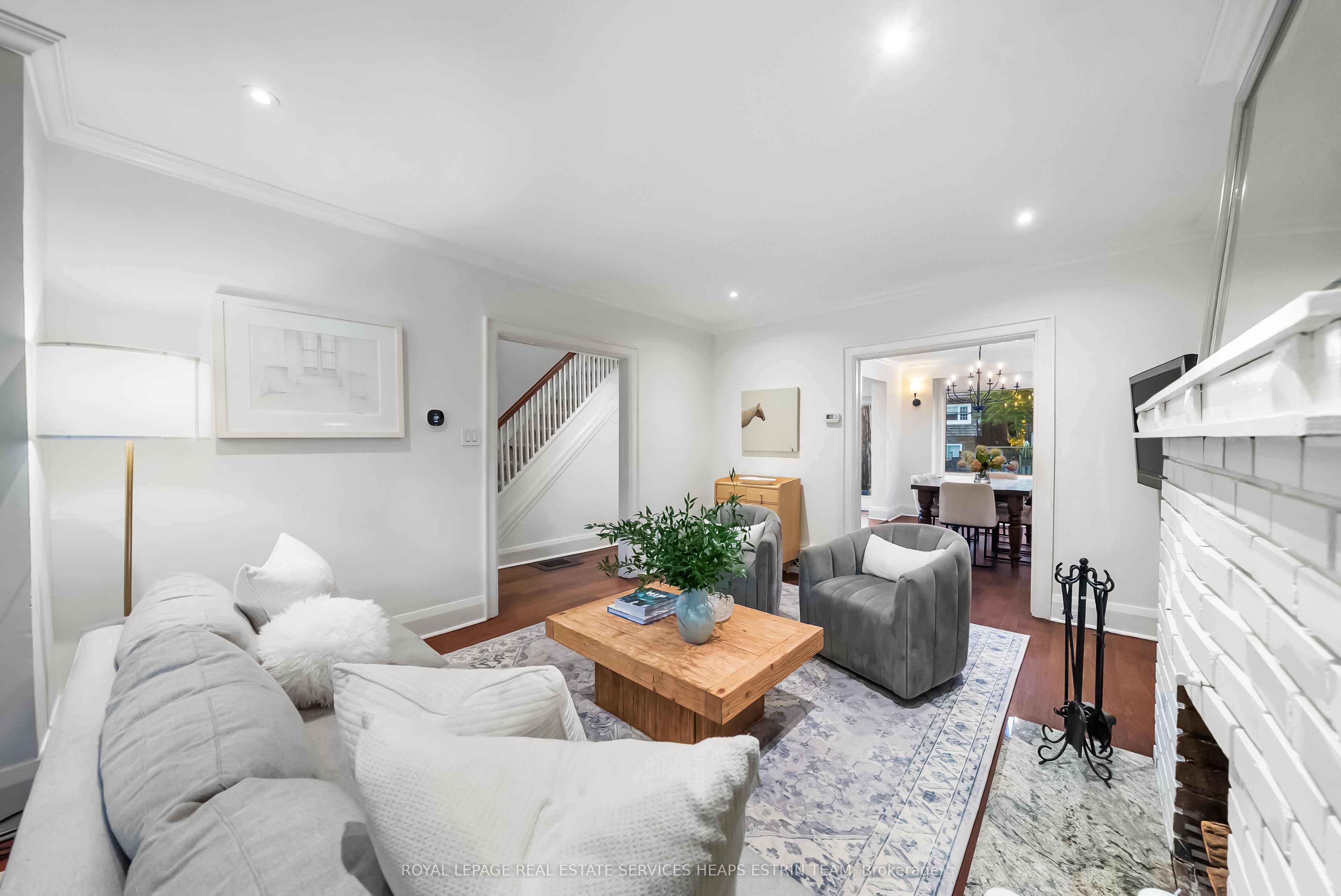 48 Manor Road W Property Photo 8