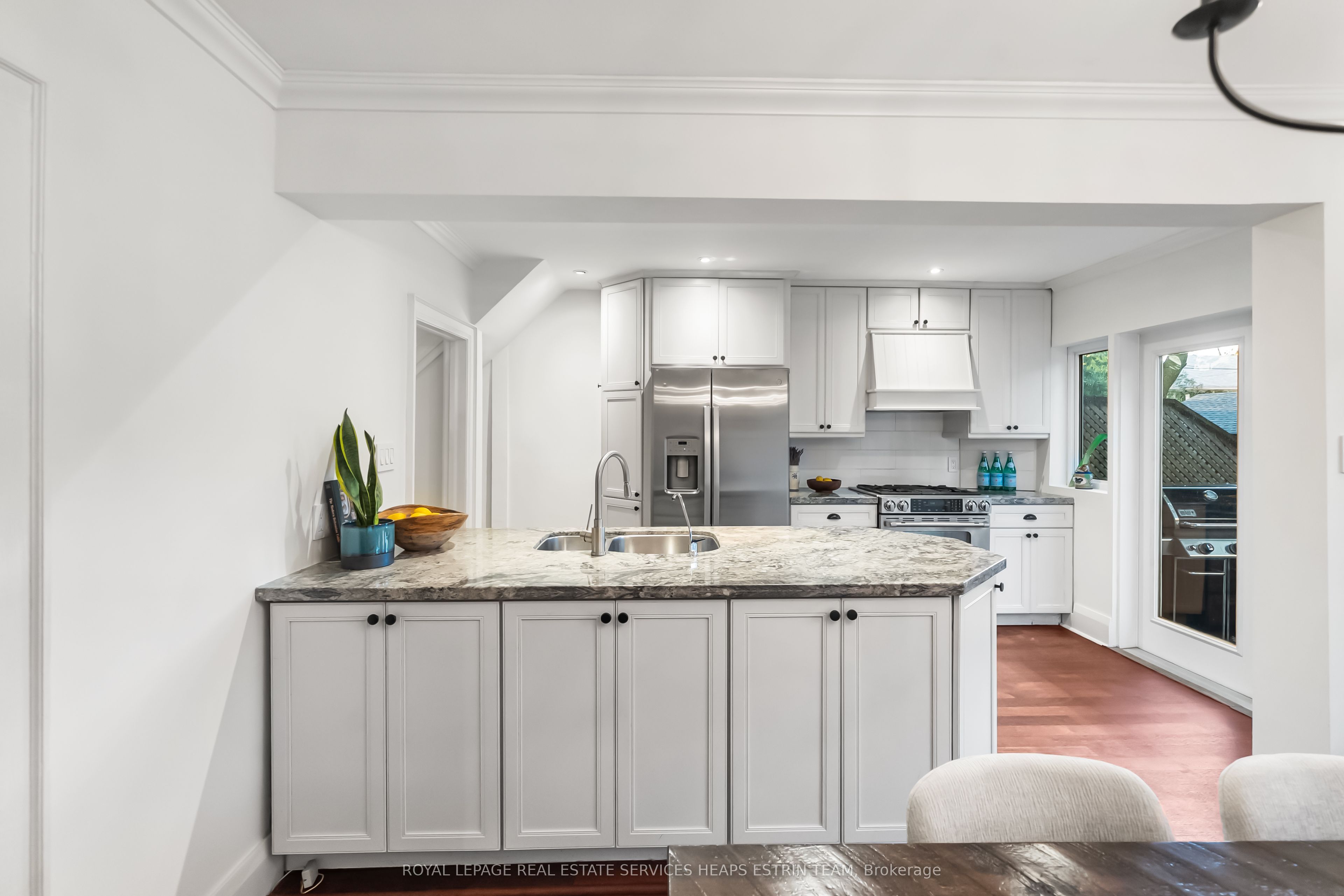 48 Manor Road W Property Photo 13