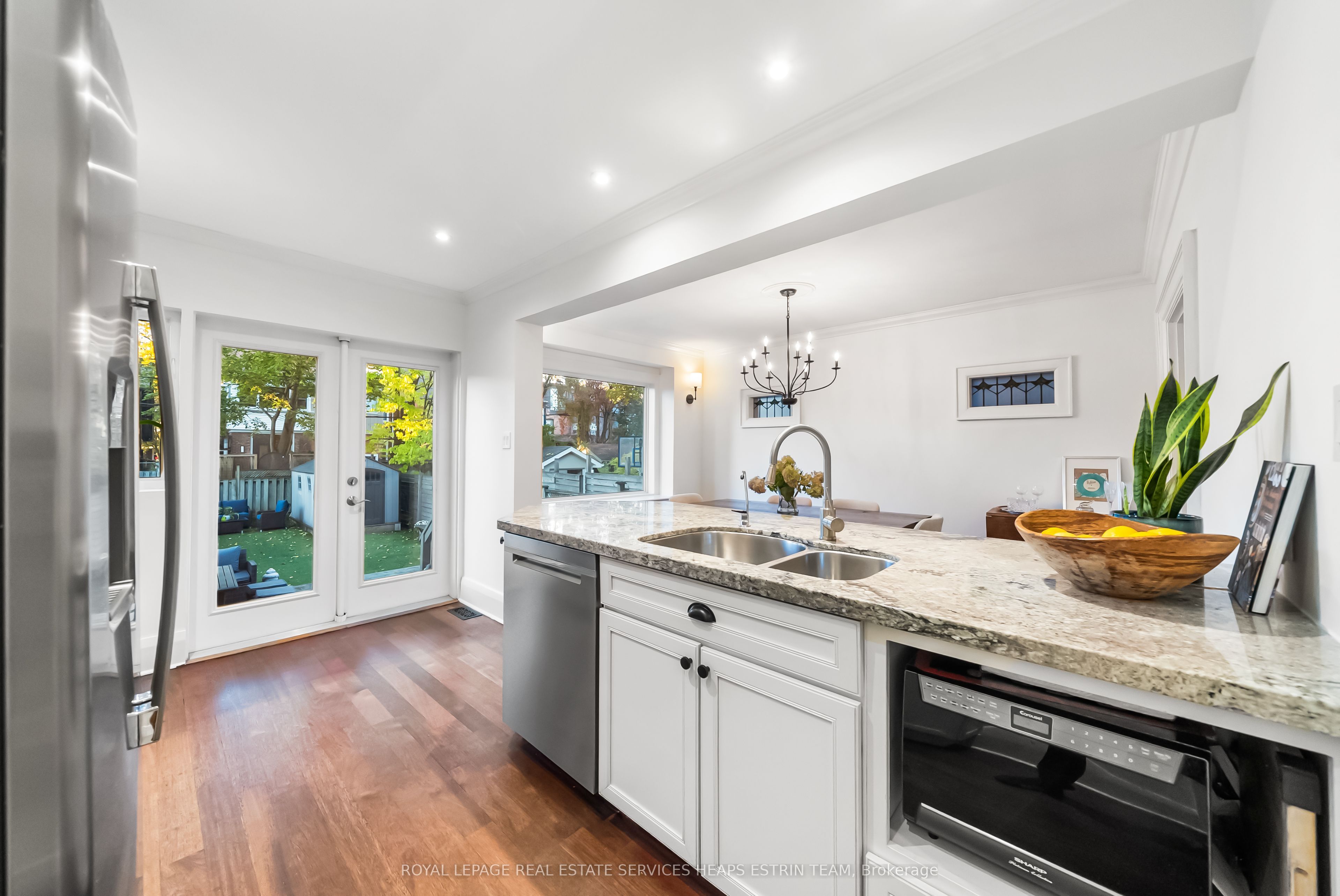 48 Manor Road W Property Photo 15