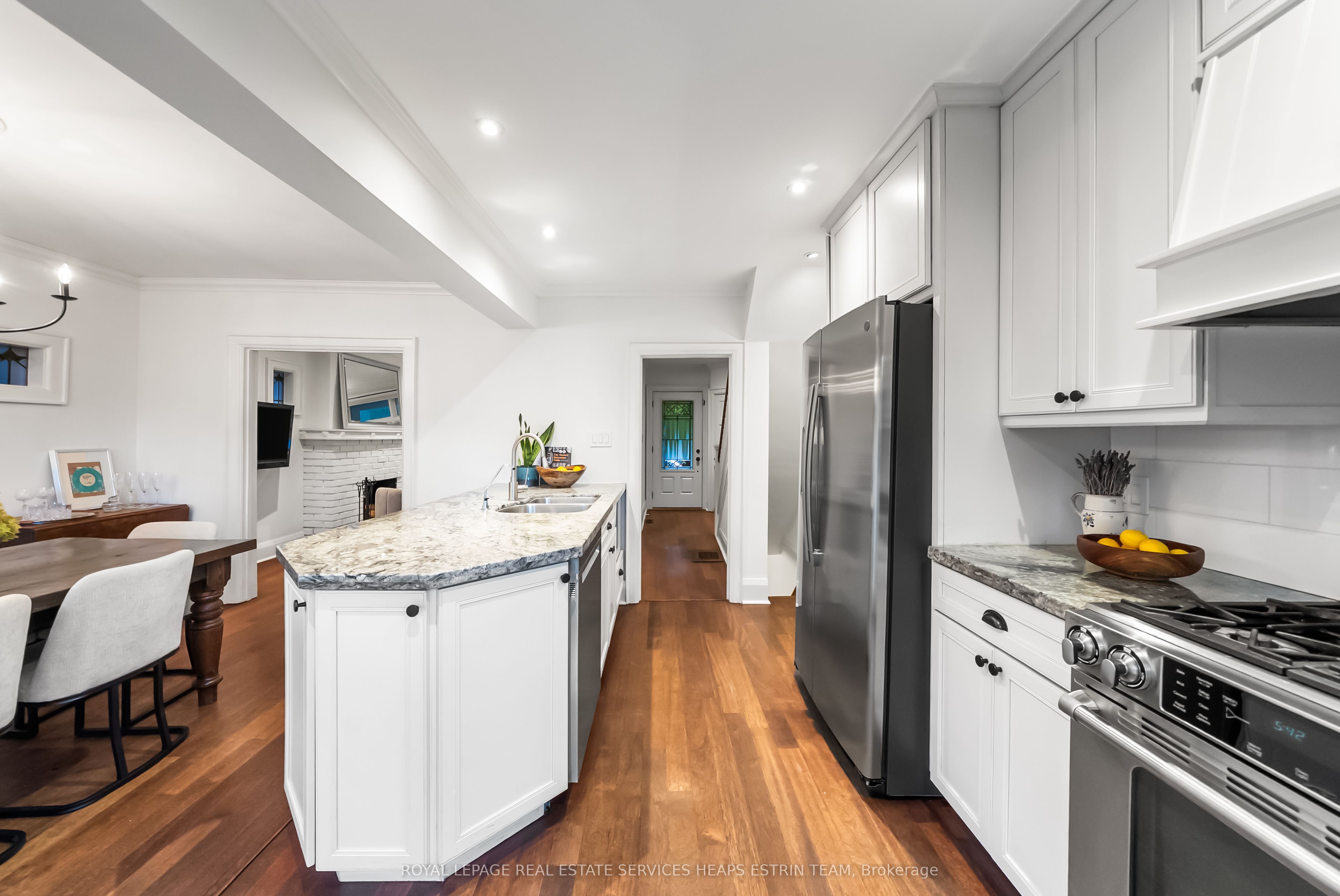 48 Manor Road W Property Photo 16