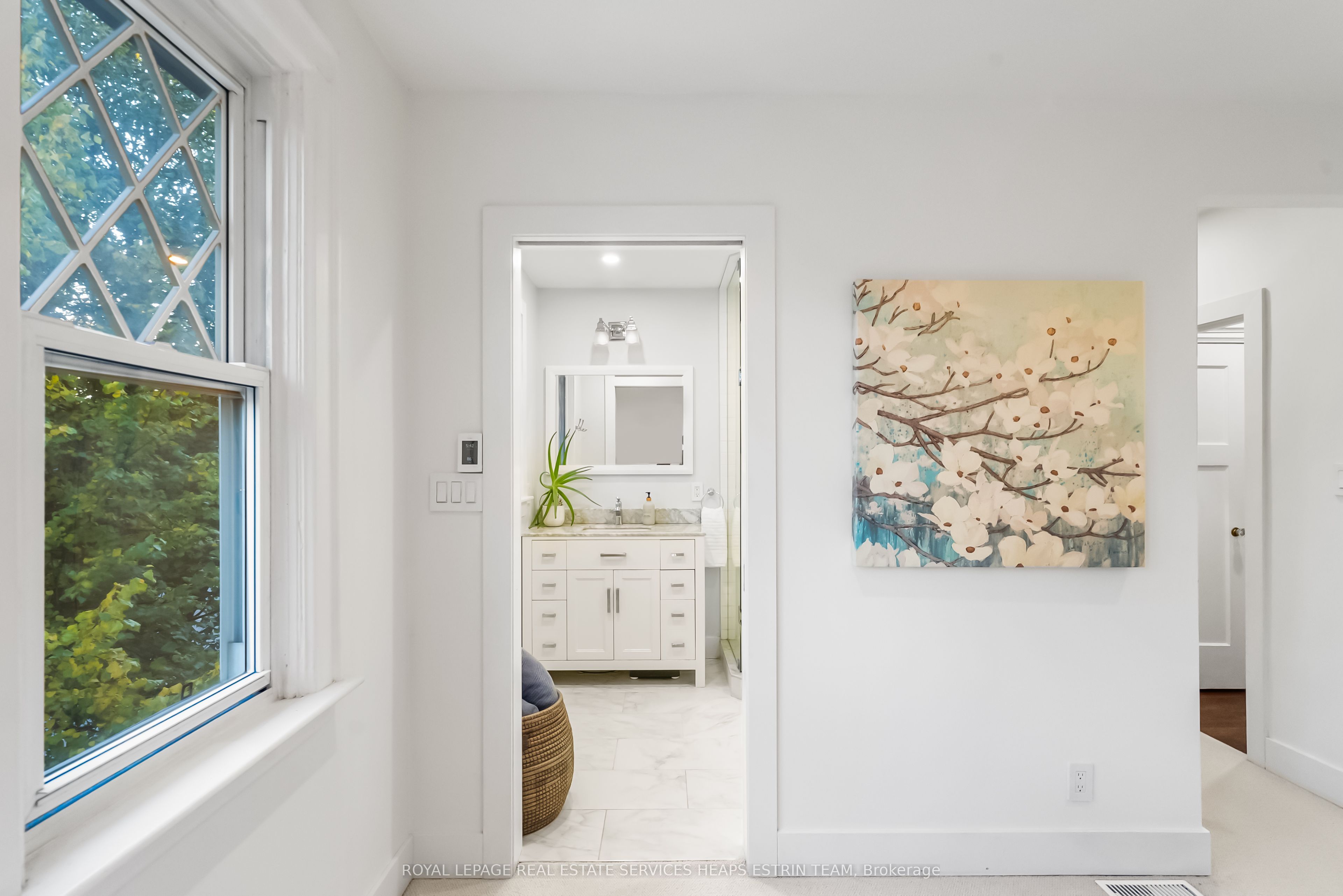 48 Manor Road W Property Photo 21