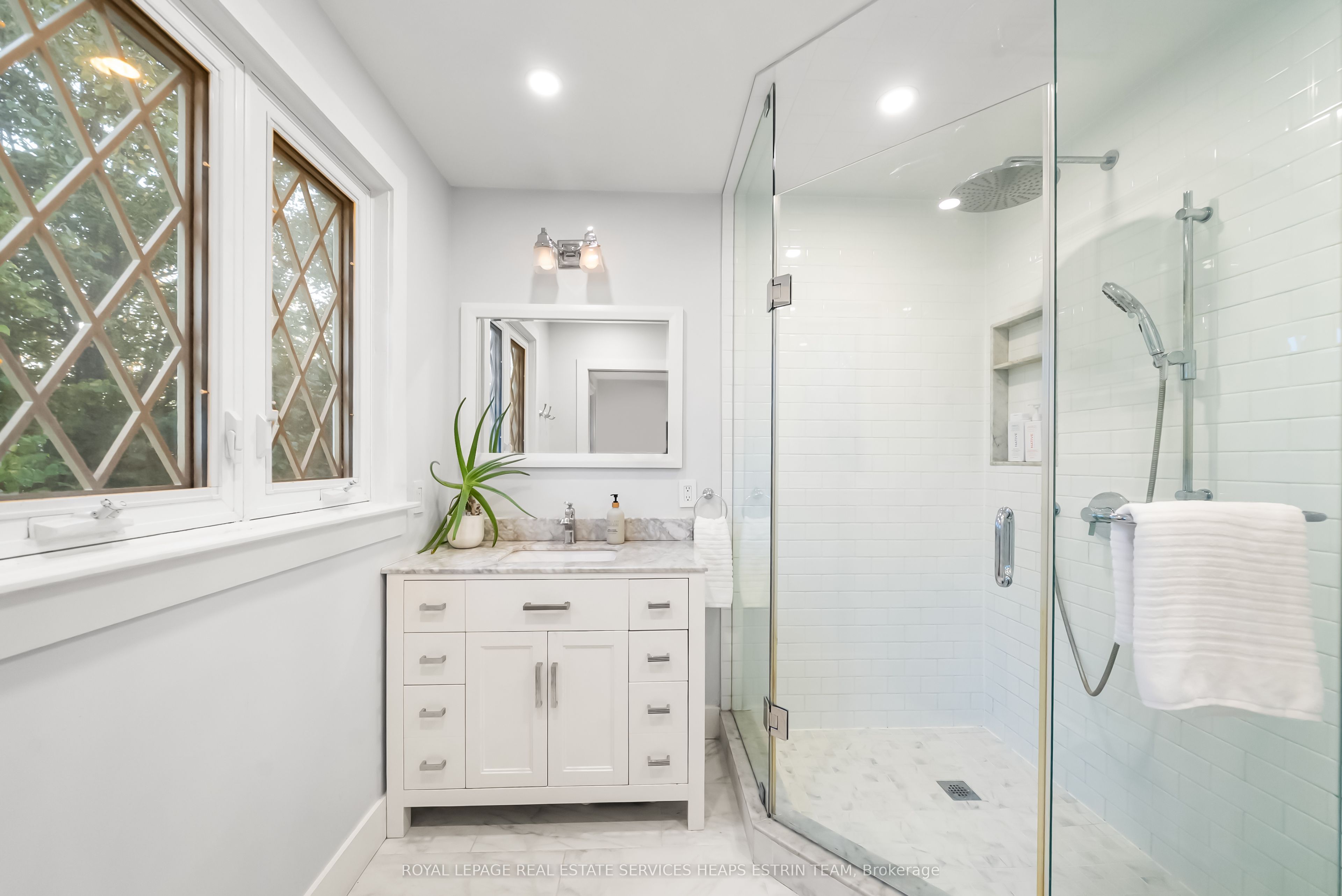 48 Manor Road W Property Photo 22