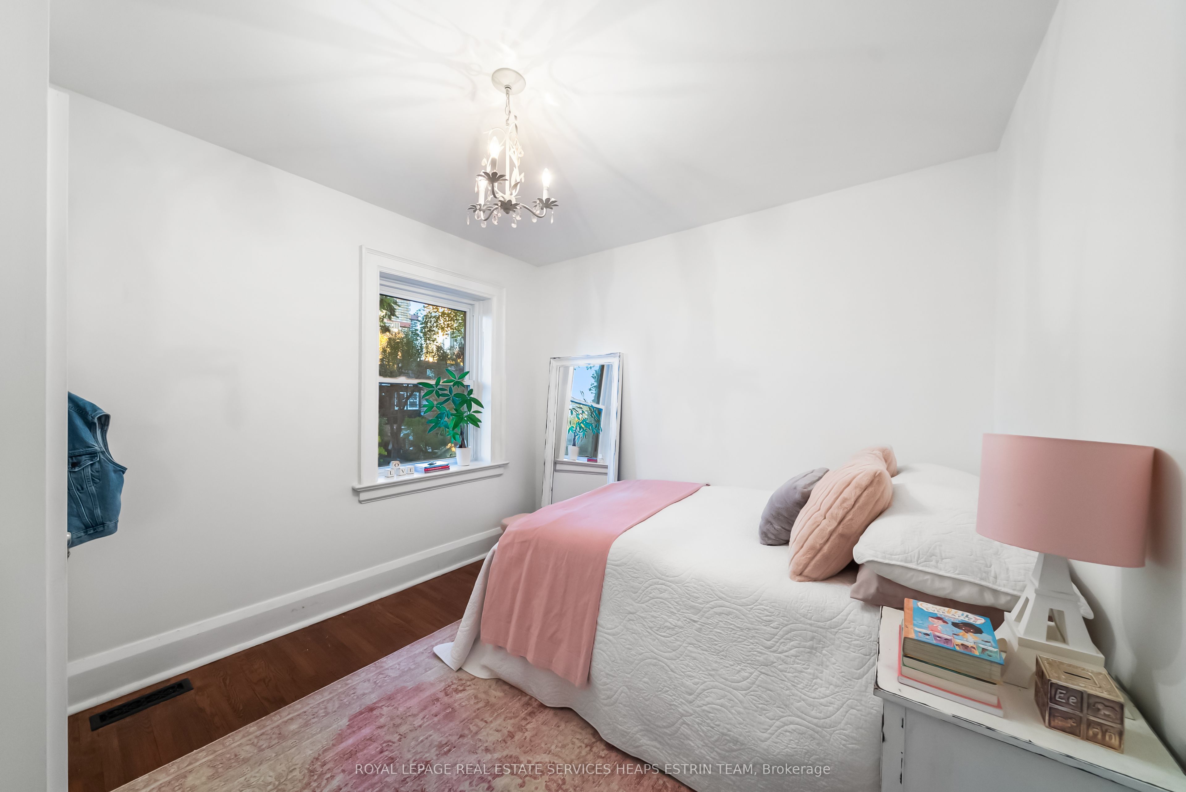 48 Manor Road W Property Photo 23