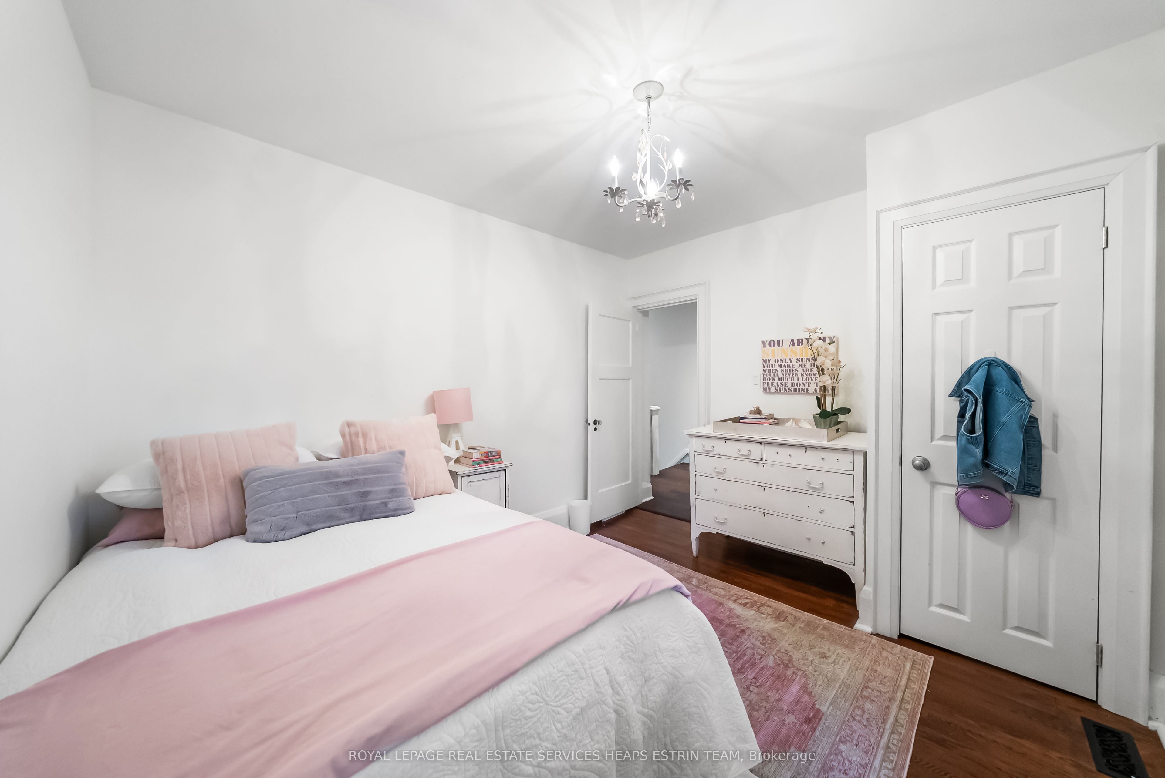 48 Manor Road W Property Photo 24