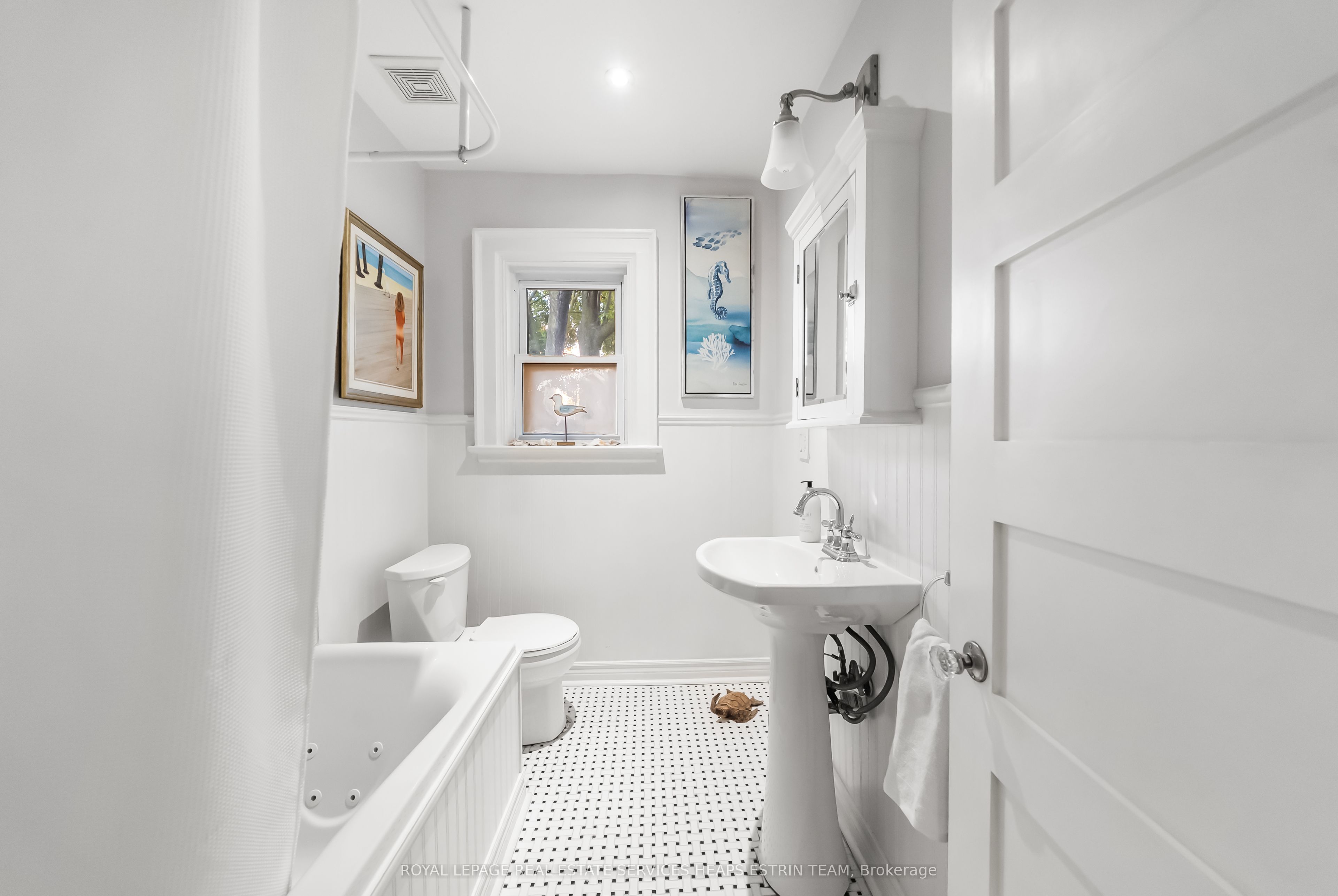 48 Manor Road W Property Photo 26