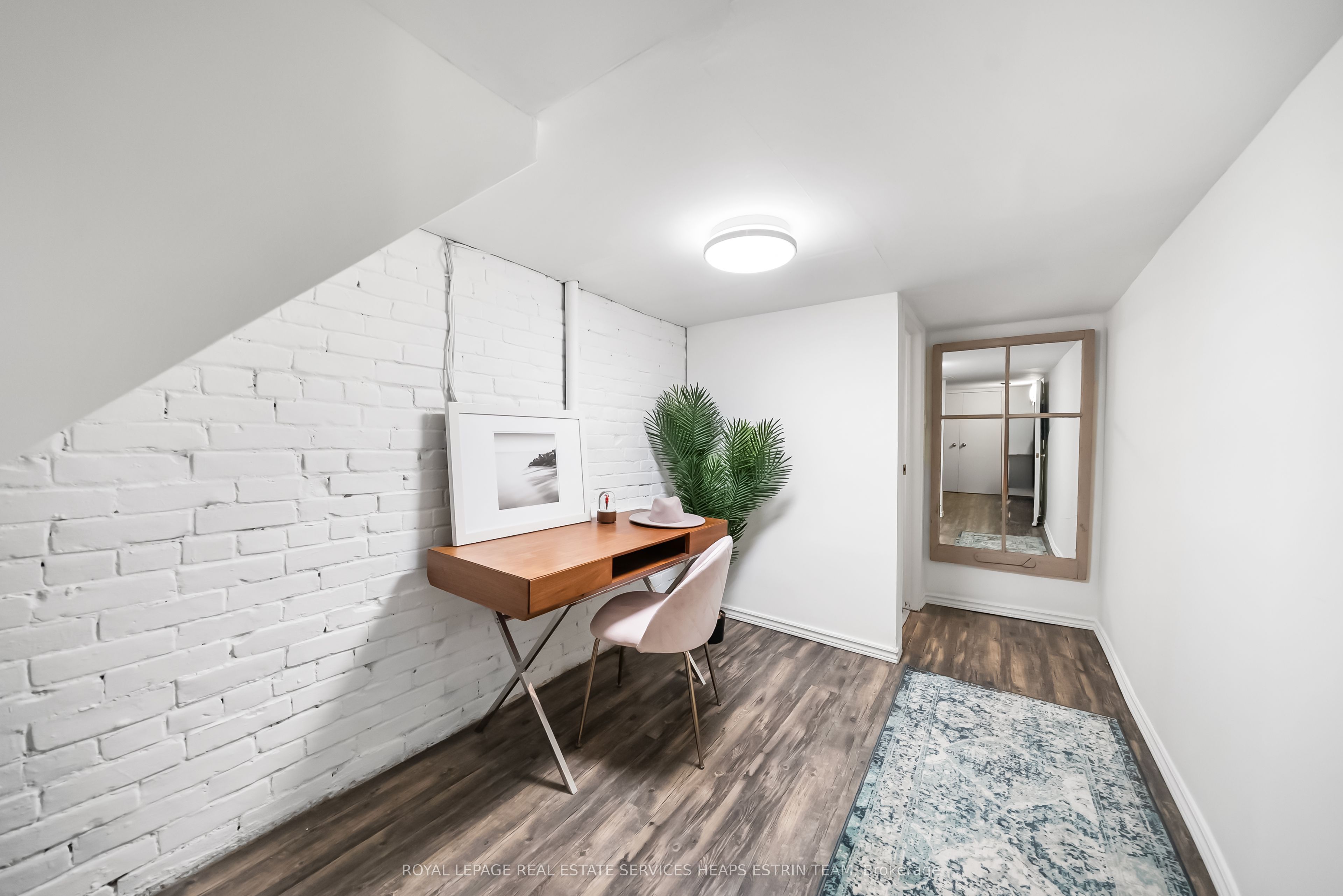 48 Manor Road W Property Photo 27