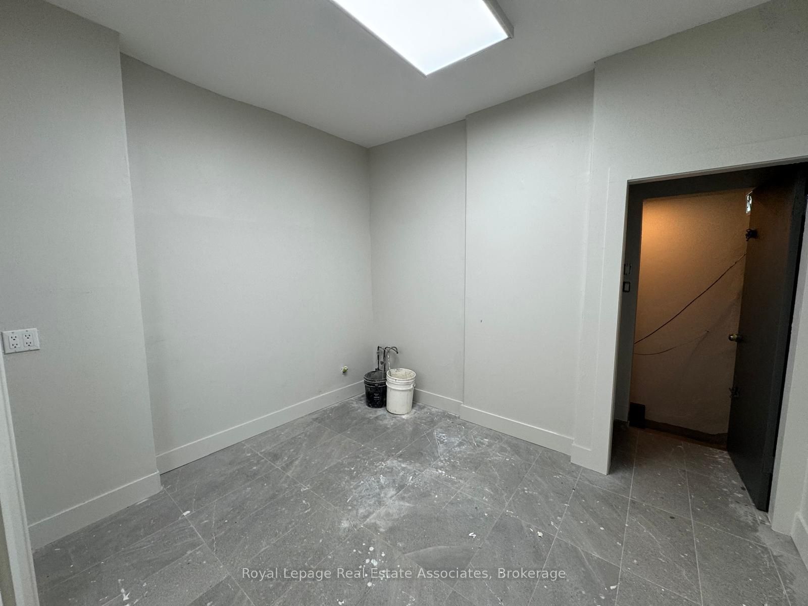 283 Augusta Avenue Main Level Property Photo 9