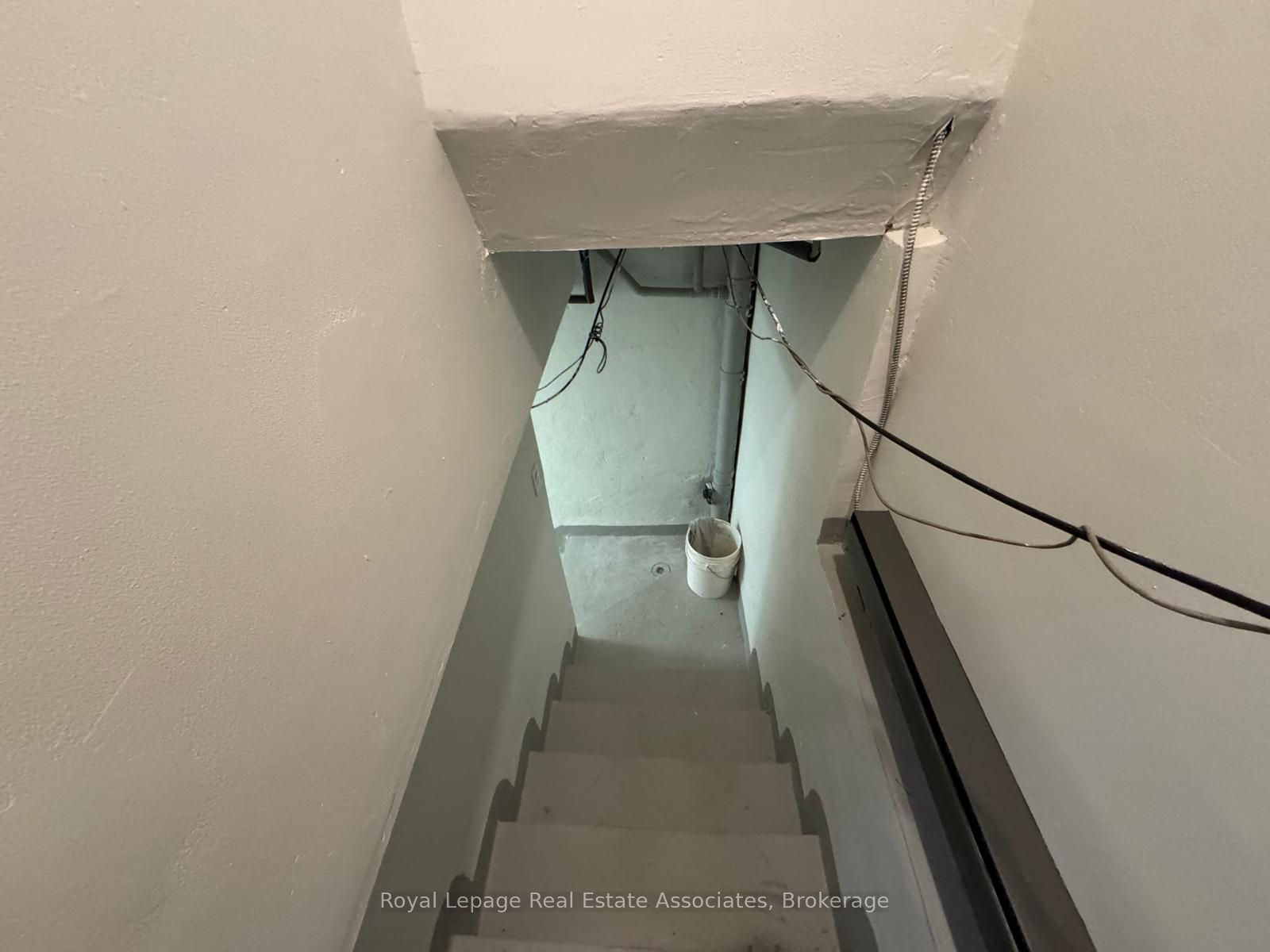 283 Augusta Avenue Main Level Property Photo 16