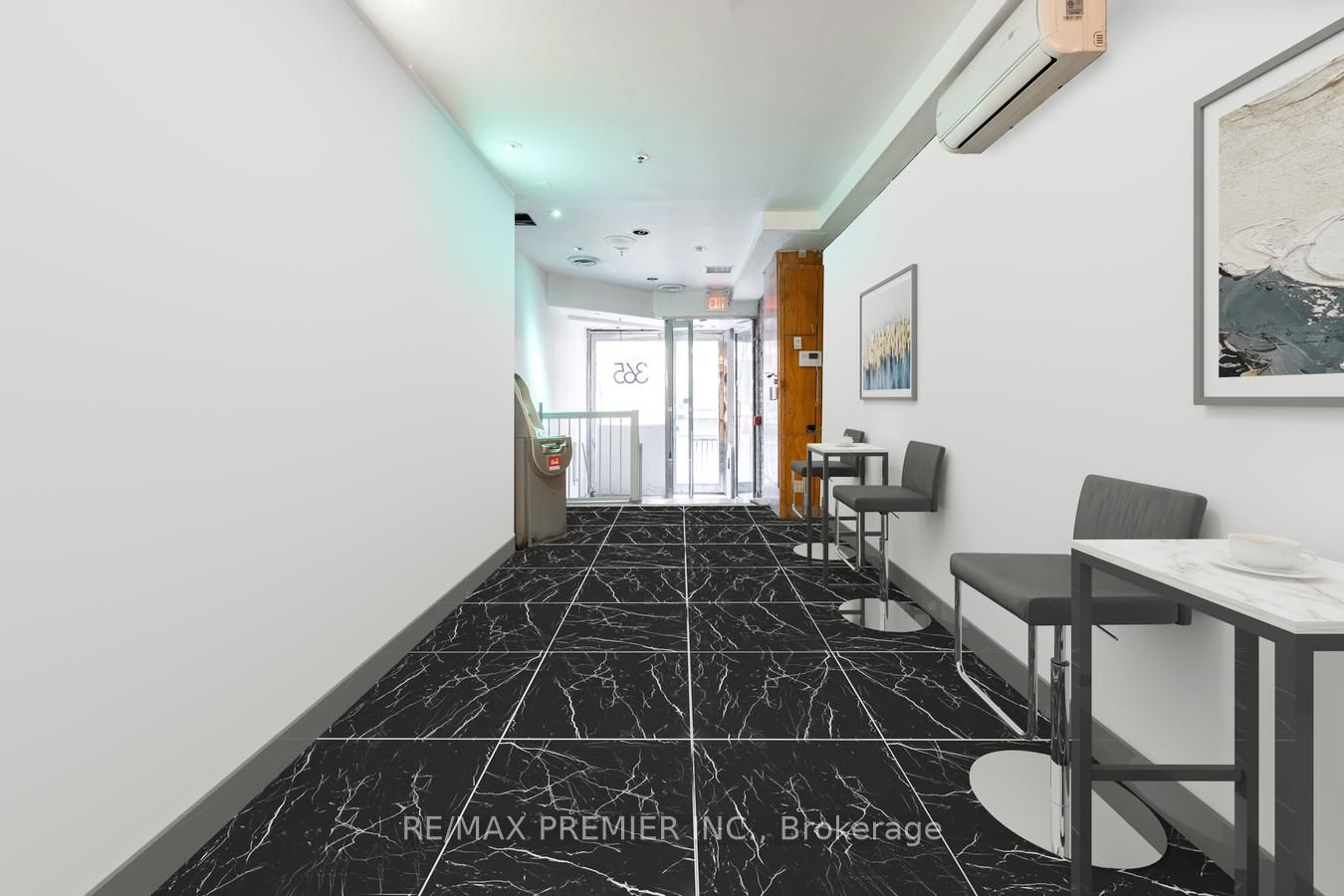 365 King Street W Main Floor Property Photo 4