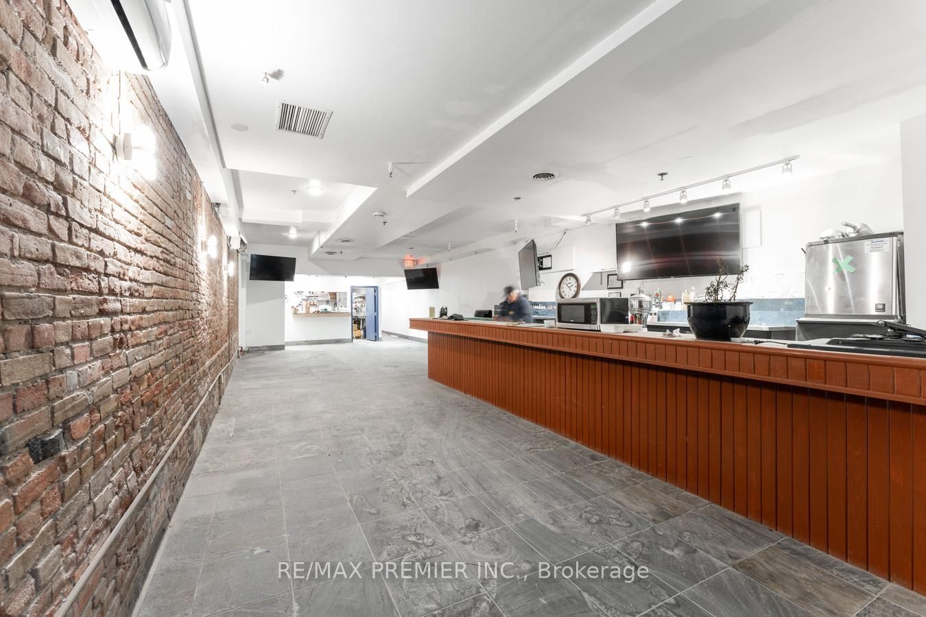 365 King Street W Main Floor Property Photo 10